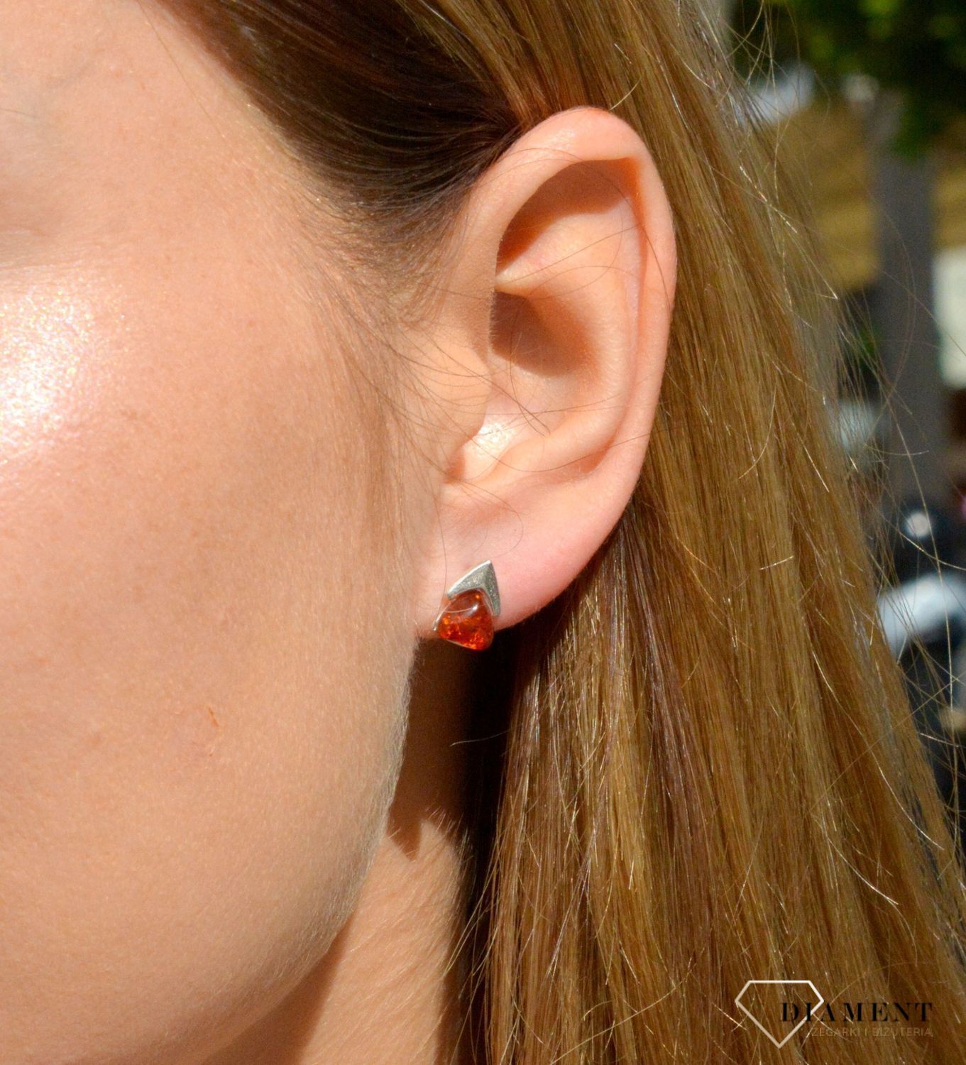 Kolczyki srebrne wkrętki 'Bursztynowy trójkąt DIA-KLC-7111-925. Kolczyki wkrętki srebrne. Kolczyki srebrne na sztyft. Bursztyn bałtycki. Kolczyki srebrne z bursztynem. Kolczyki srebrne idealne na prezent..jpg