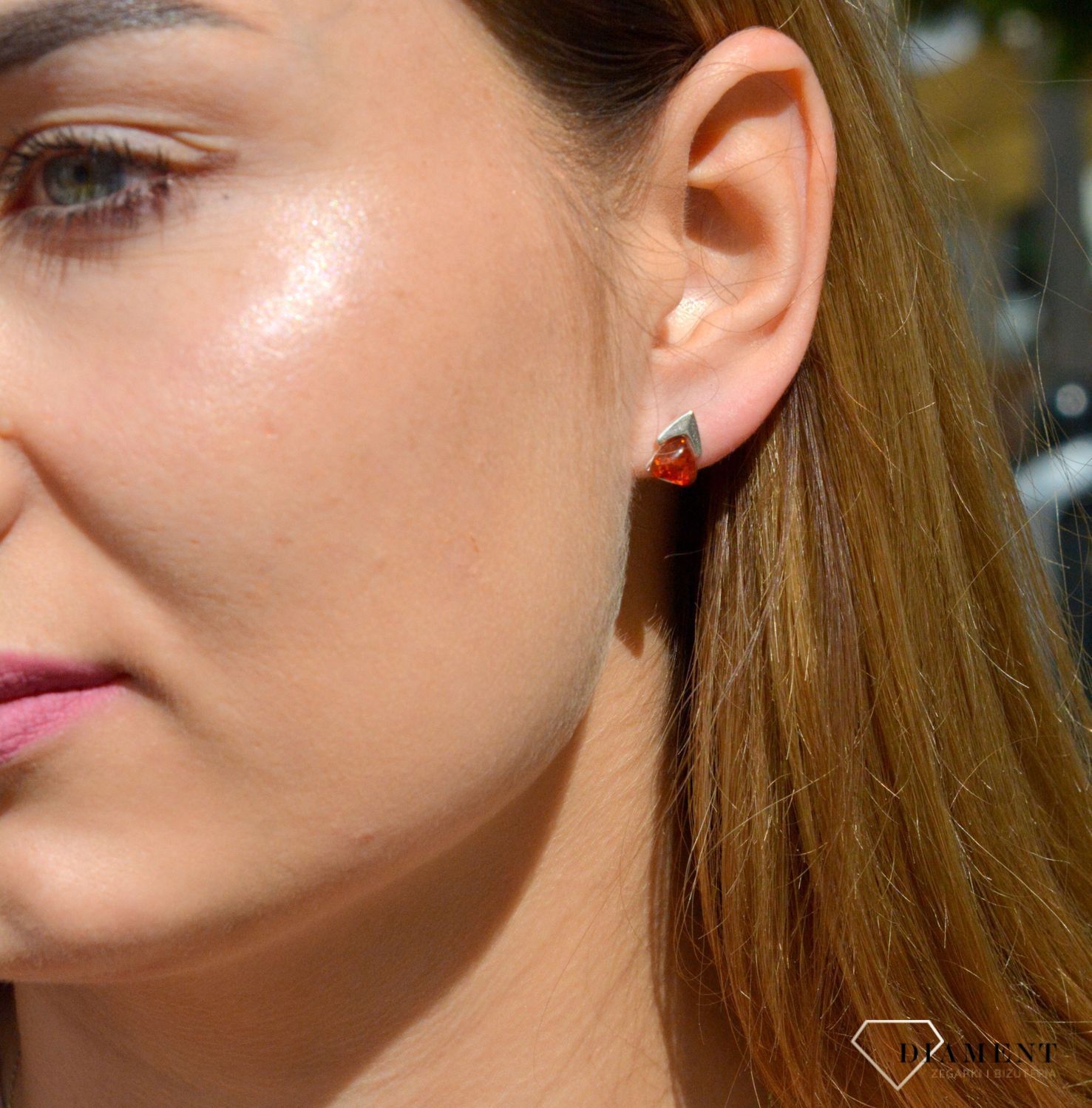 Kolczyki srebrne wkrętki 'Bursztynowy trójkąt DIA-KLC-7111-925. Kolczyki wkrętki srebrne. Kolczyki srebrne na sztyft. Bursztyn bałtycki. Kolczyki srebrne z bursztynem. Kolczyki srebrne idealne na prezent..jpg