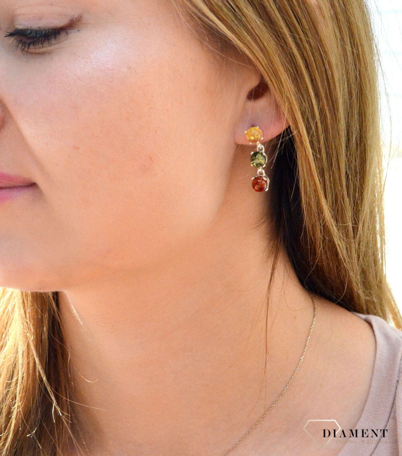 Kolczyki srebrne wiszące z kolorowymi bursztynami DIA-KLC-7113-925. Bursztyn to słoneczny klejnot, wyjątkowy,.jpg
