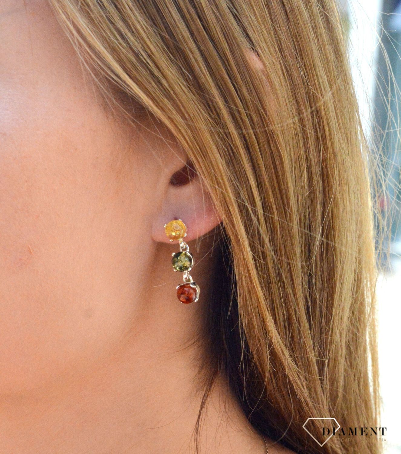 Kolczyki srebrne wiszące z kolorowymi bursztynami DIA-KLC-7113-925. Bursztyn to słoneczny klejnot, wyjątkowy,.jpg