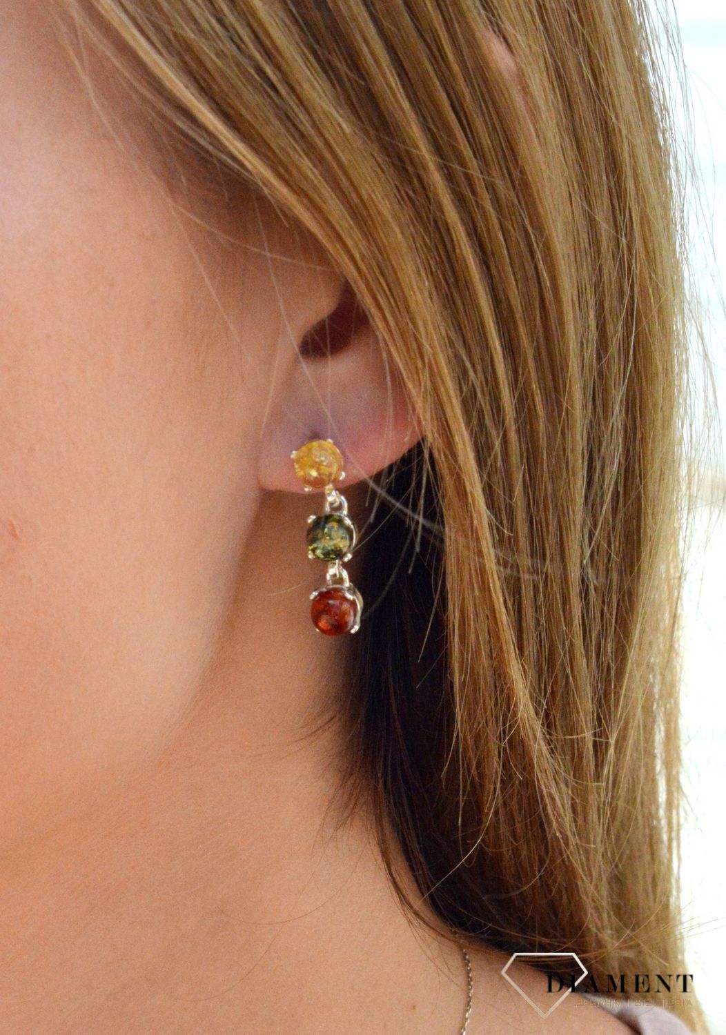 Kolczyki srebrne wiszące z kolorowymi bursztynami DIA-KLC-7113-925. Bursztyn to słoneczny klejnot, wyjątkowy,.jpg