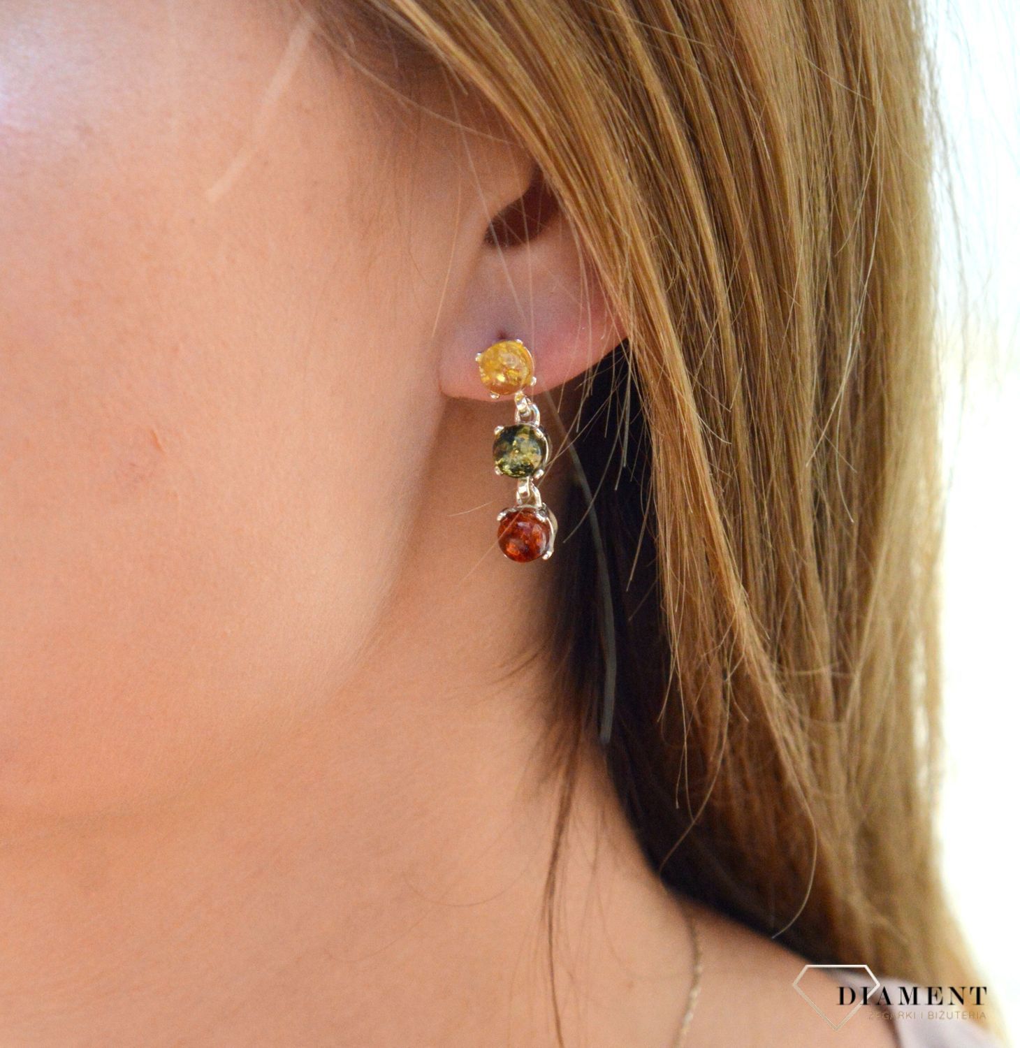 Kolczyki srebrne wiszące z kolorowymi bursztynami DIA-KLC-7113-925. Bursztyn to słoneczny klejnot, wyjątkowy,.jpg
