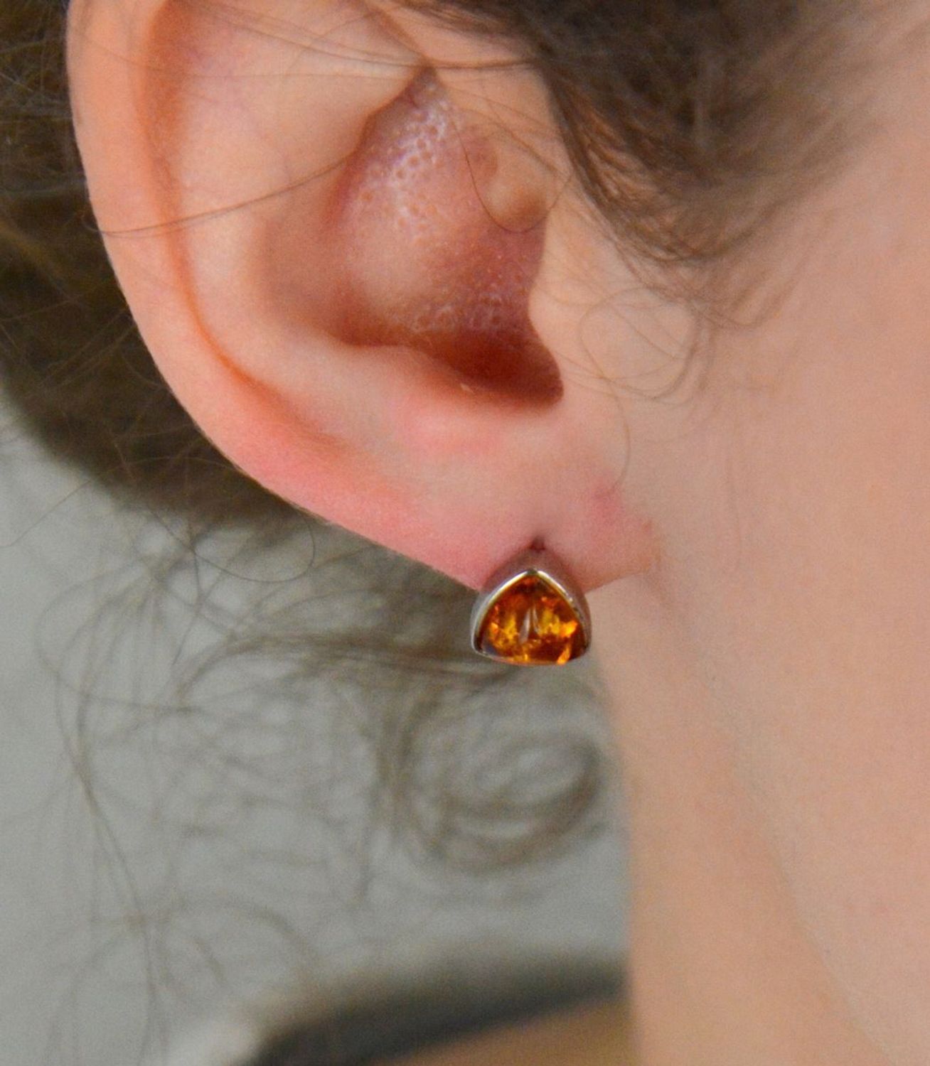 Kolczyki srebrne próba 925 trójkąty bursztyn brązowy DIA-KLC-7114-925 Kolczyki srebrne w kształcie trójkątów z bursztynem bałtyckim (model DIA-KLC-7114-925) 1.jpg