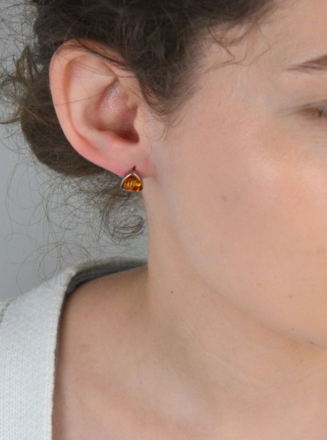 Kolczyki srebrne próba 925 trójkąty bursztyn brązowy DIA-KLC-7114-925 Kolczyki srebrne w kształcie trójkątów z bursztynem bałtyckim (model DIA-KLC-7114-925) 1.jpg