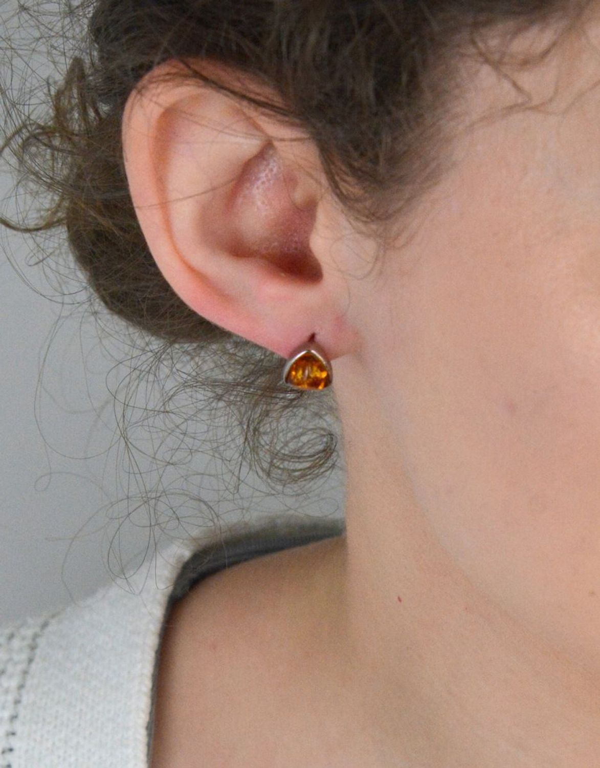 Kolczyki srebrne próba 925 trójkąty bursztyn brązowy DIA-KLC-7114-925 Kolczyki srebrne w kształcie trójkątów z bursztynem bałtyckim (model DIA-KLC-7114-925) 1.jpg