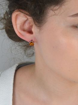 Kolczyki srebrne próba 925 trójkąty bursztyn brązowy DIA-KLC-7114-925 Kolczyki srebrne w kształcie trójkątów z bursztynem bałtyckim (model DIA-KLC-7114-925) (2).JPG