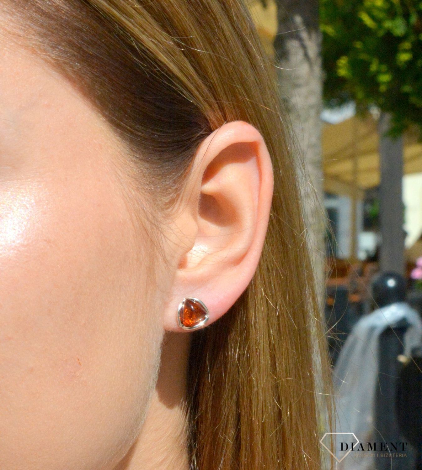Kolczyki srebrne wkrętki z miodowym bursztynem DIA-KLC-7115-925. Srebrne kolczyki z bursztynem to modelem bardzo ciekawy, ponieważ dzięki ciepłej kolorystyce pięknie podkreśla on urodę. Charakteryzują się stylem klasycznym i z.jpg
