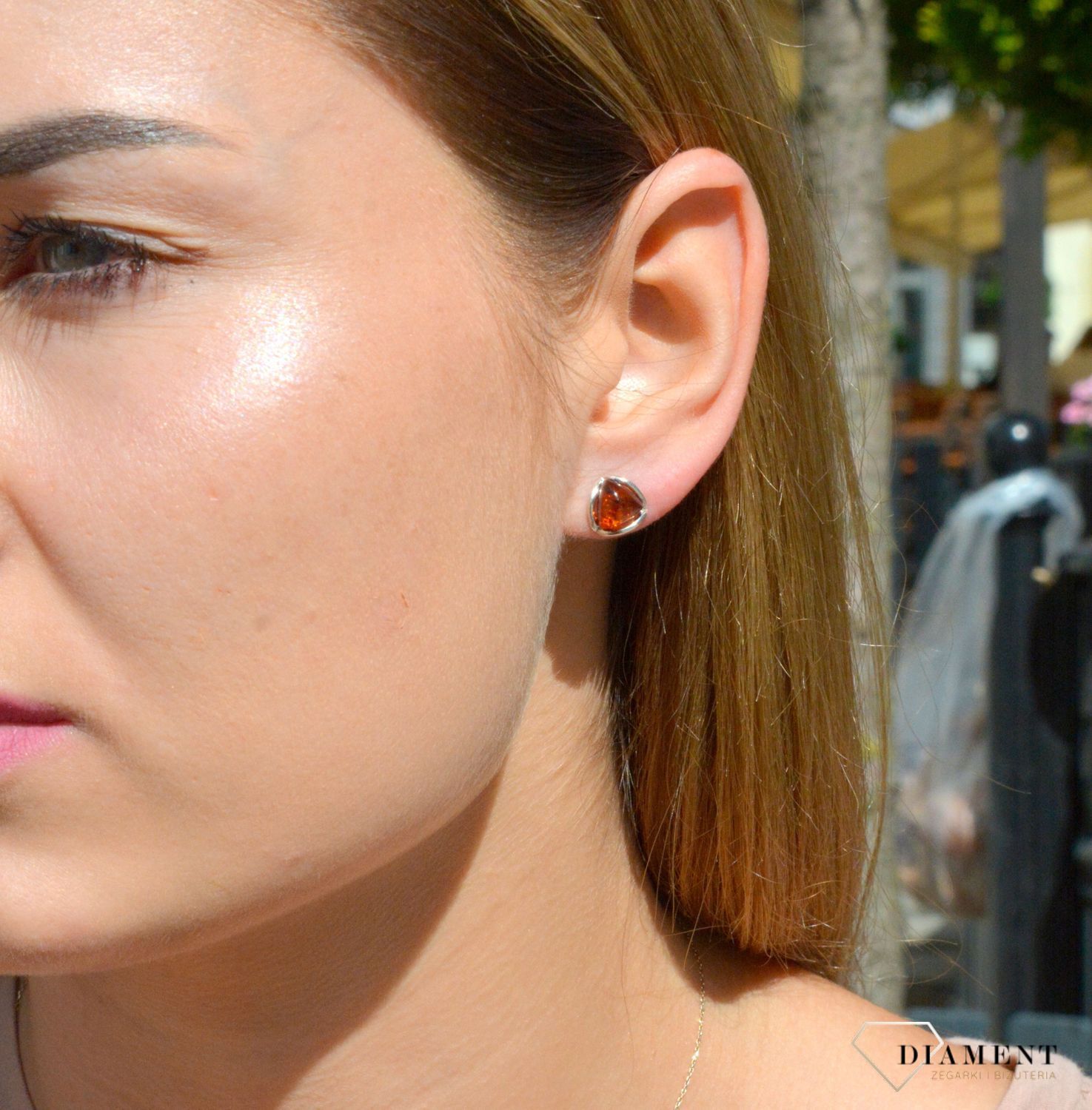 Kolczyki srebrne wkrętki z miodowym bursztynem DIA-KLC-7115-925. Srebrne kolczyki z bursztynem to modelem bardzo ciekawy, ponieważ dzięki ciepłej kolorystyce pięknie podkreśla on urodę. Charakteryzują się stylem klasycznym i z.jpg