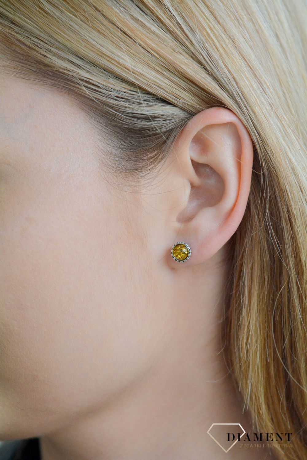 Srebrne kolczyki damskie z miodowym bursztynem bałtyckim otoczonym srebrem wkrętki DIA-KLC-7116A-925. Srebrne kolczyki damskie wkrętki. Srebrne kolczyki z  bursztynem. Kolczyki srebrne z bursztynem na prezent. 1.jpg