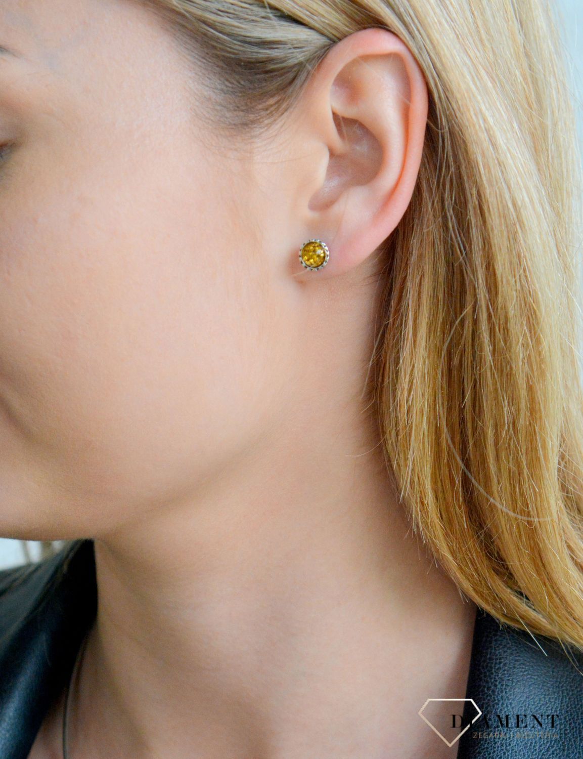 Srebrne kolczyki damskie z miodowym bursztynem bałtyckim otoczonym srebrem wkrętki DIA-KLC-7116A-925. Srebrne kolczyki damskie wkrętki. Srebrne kolczyki z  bursztynem. Kolczyki srebrne z bursztynem na prezent. 1.jpg