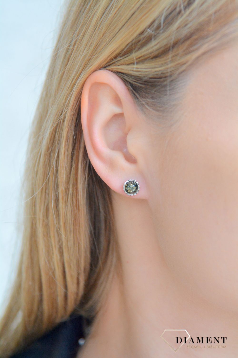 Srebrne kolczyki damskie z zielonym bursztynem bałtyckim otoczonym srebrem wkrętki DIA-KLC-7116B-925. Srebrne kolczyki damskie wkrętki. Srebrne kolczyki z  bursztynem. Kolczyki srebrne z bursztynem na prezent.1.jpg