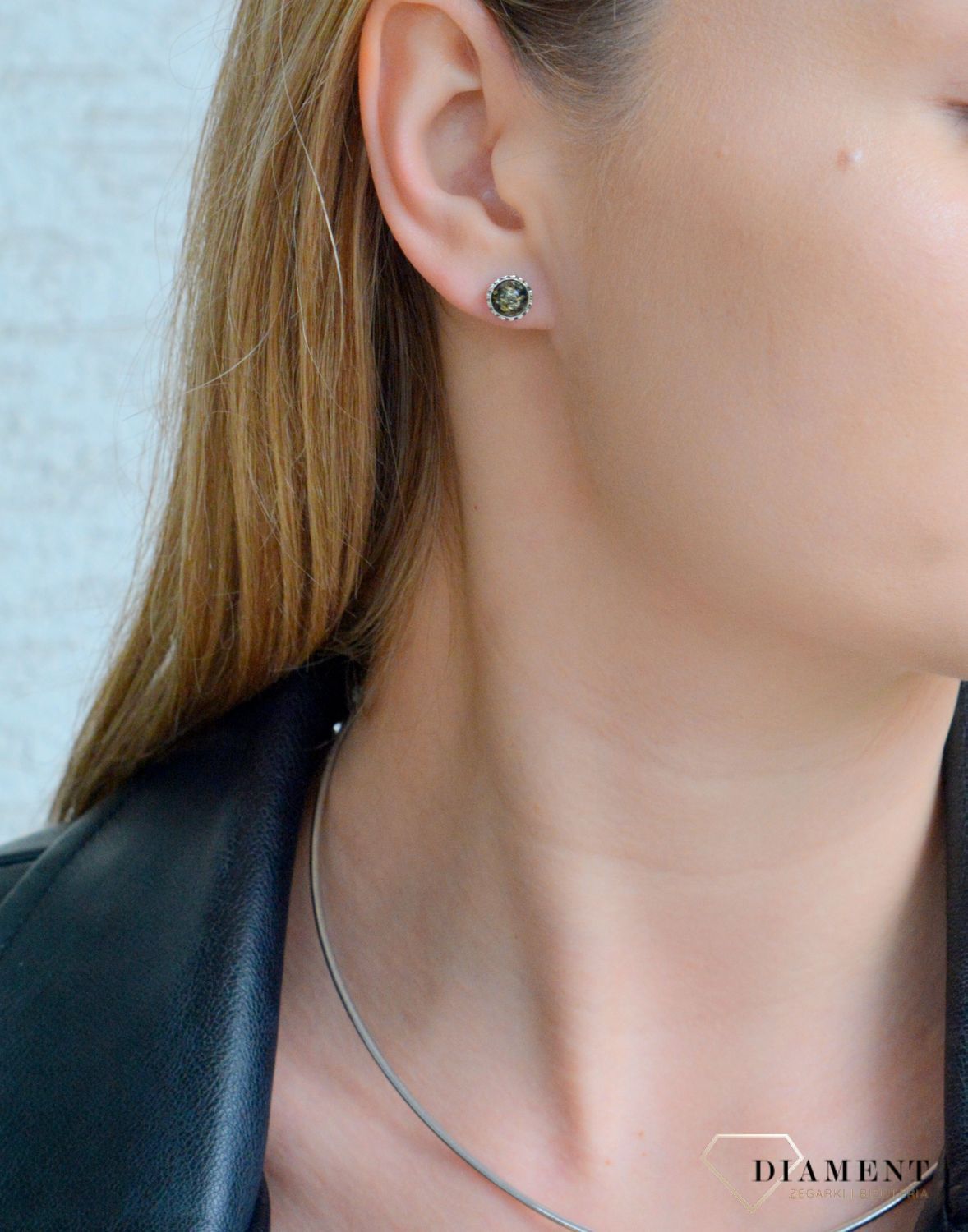 Srebrne kolczyki damskie z zielonym bursztynem bałtyckim otoczonym srebrem wkrętki DIA-KLC-7116B-925. Srebrne kolczyki damskie wkrętki. Srebrne kolczyki z  bursztynem. Kolczyki srebrne z bursztynem na prezent.1.jpg