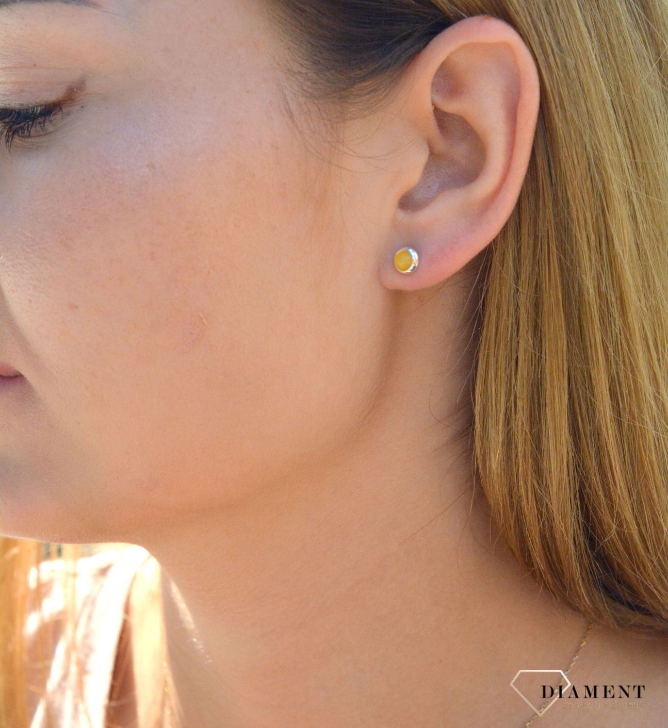 Kolczyki srebrne wkrętki okrągłe z żółtym bursztynem DIA-KLC-7117-925. Srebrne kolczyki z bursztynem to modelem bardzo ciekawy, ponieważ dzięki ciepłej kolorystyce pięknie podkreśla on urodę. Charakteryzują się stylem klasycz.jpg