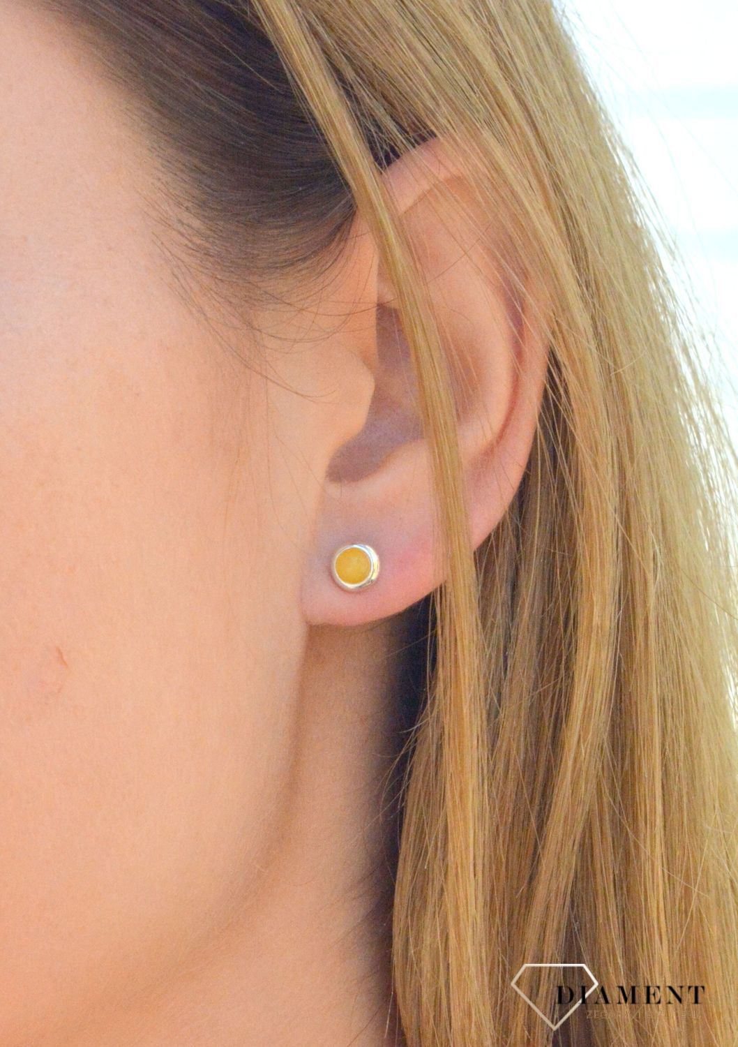 Kolczyki srebrne wkrętki okrągłe z żółtym bursztynem DIA-KLC-7117-925. Srebrne kolczyki z bursztynem to modelem bardzo ciekawy, ponieważ dzięki ciepłej kolorystyce pięknie podkreśla on urodę. Charakteryzują się stylem klasycz.jpg