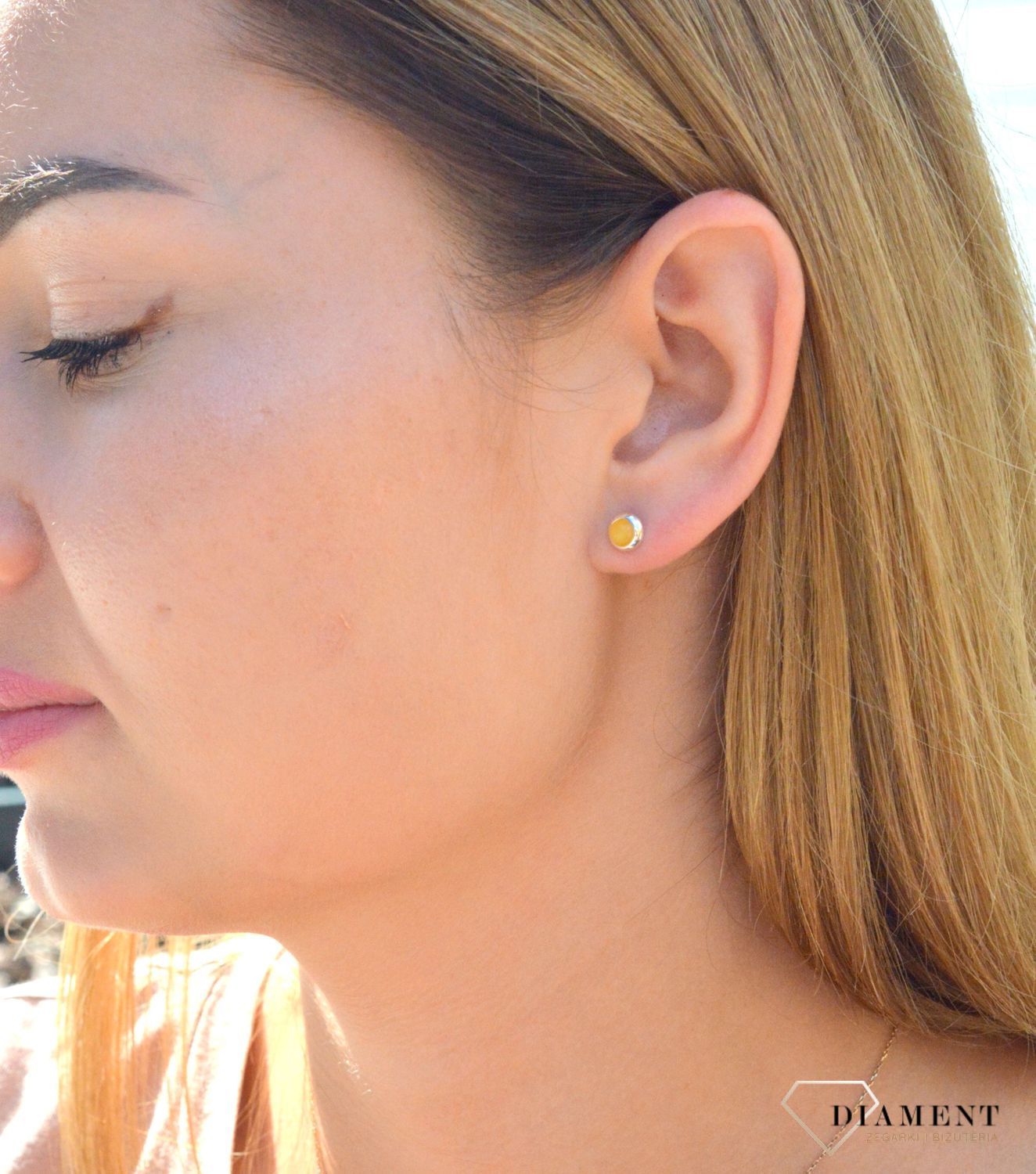 Kolczyki srebrne wkrętki okrągłe z żółtym bursztynem DIA-KLC-7117-925. Srebrne kolczyki z bursztynem to modelem bardzo ciekawy, ponieważ dzięki ciepłej kolorystyce pięknie podkreśla on urodę. Charakteryzują się stylem klasycz.jpg