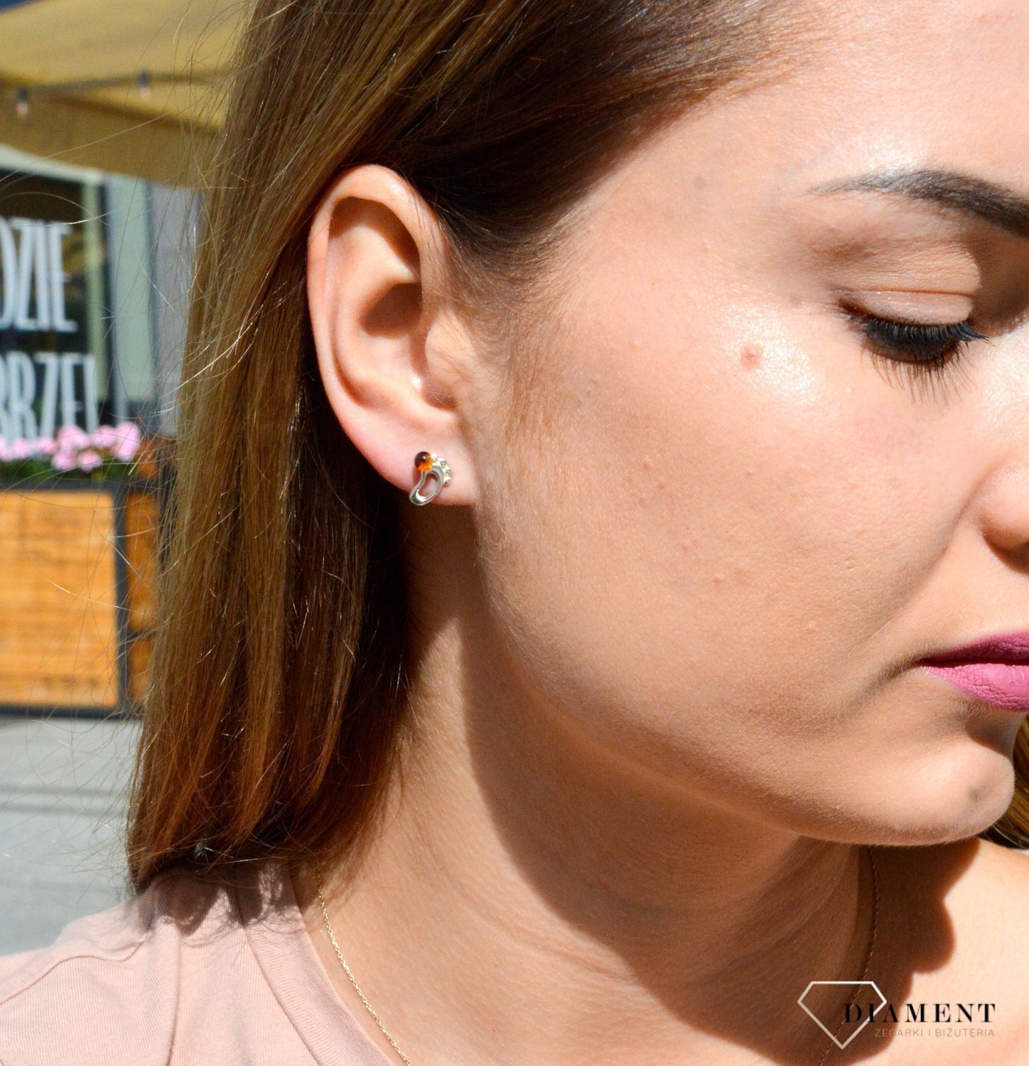 Kolczyki srebrne wkrętki stópka z bursztynkiem DIA-KLC-7119-925. Srebrne kolczyki z bursztynem to modelem bardzo ciekawy, ponieważ dzięki ciepłej kolorystyce pięknie podkreśla on urodę. Charakteryzują się stylem klasycznym z.jpg