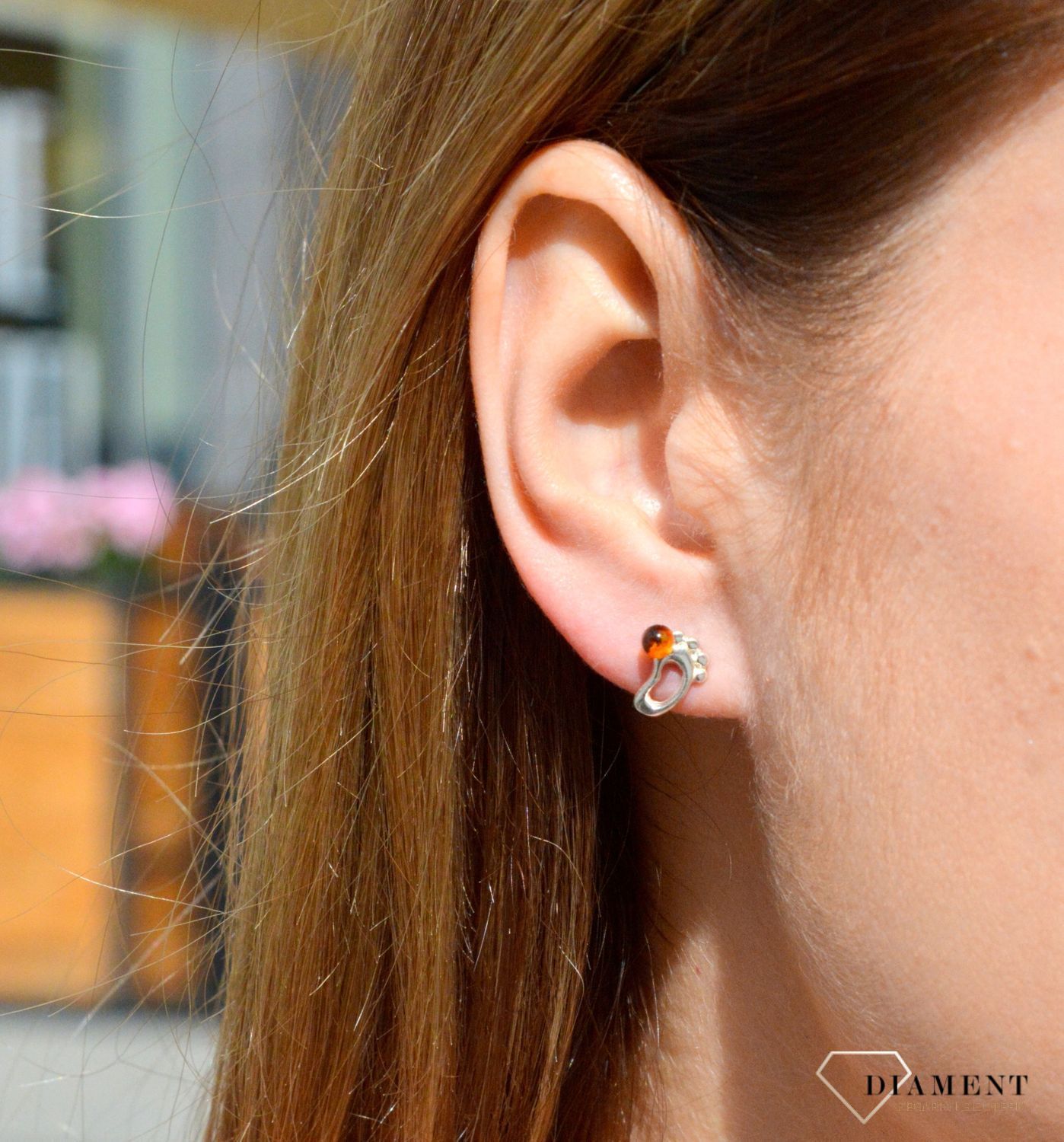 Kolczyki srebrne wkrętki stópka z bursztynkiem DIA-KLC-7119-925. Srebrne kolczyki z bursztynem to modelem bardzo ciekawy, ponieważ dzięki ciepłej kolorystyce pięknie podkreśla on urodę. Charakteryzują się stylem klasycznym z.jpg