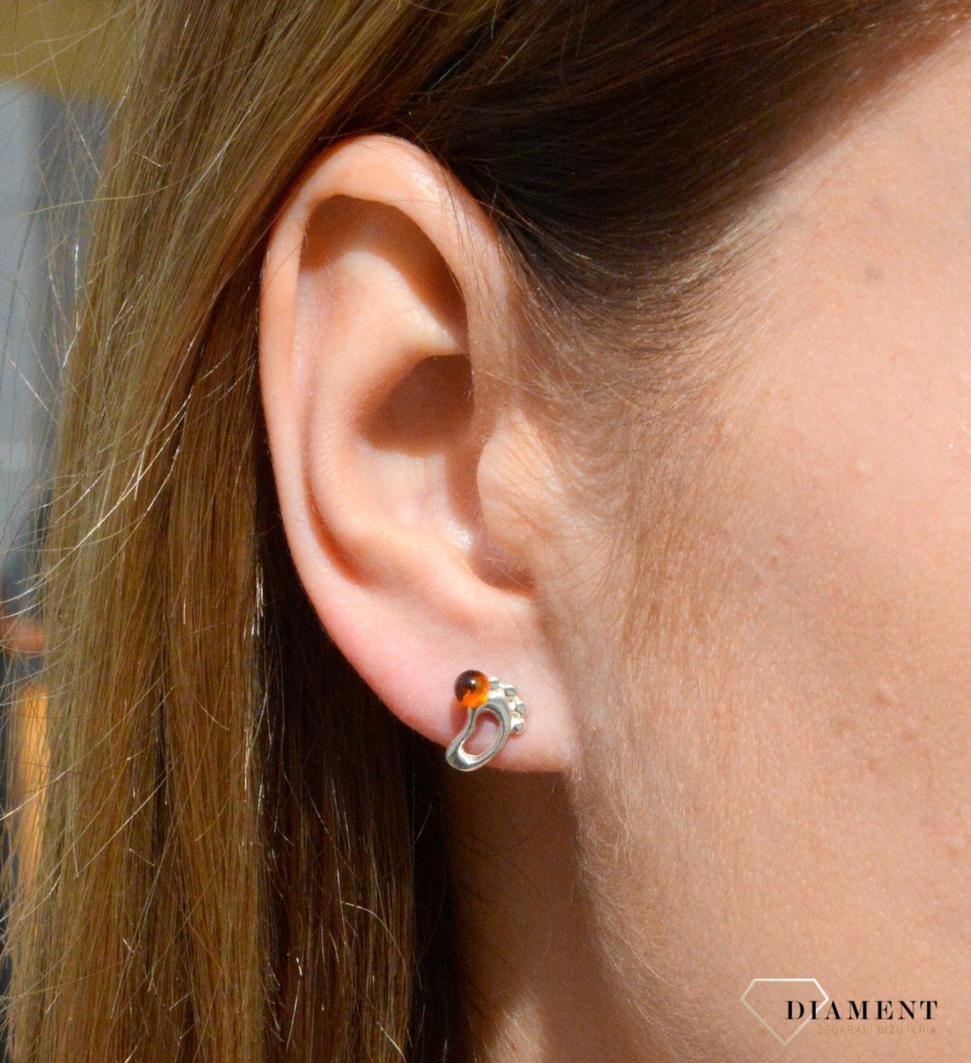 Kolczyki srebrne wkrętki stópka z bursztynkiem DIA-KLC-7119-925. Srebrne kolczyki z bursztynem to modelem bardzo ciekawy, ponieważ dzięki ciepłej kolorystyce pięknie podkreśla on urodę. Charakteryzują się stylem klasycznym z.jpg