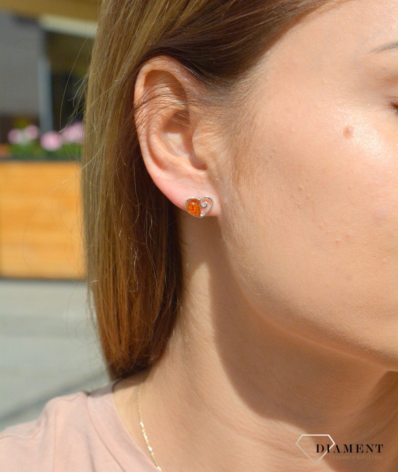 Kolczyki srebrne wkrętki Serduszko z bursztynem DIA-KLC-7120-925. Kolczyki wkrętki srebrne. Kolczyki serduszka. Kolczyki srebrne na sztyft. Bursztyn bałtycki. Kolczyki srebrne z bursztynem. Kolczyki srebrne idealne na prezent.jpg