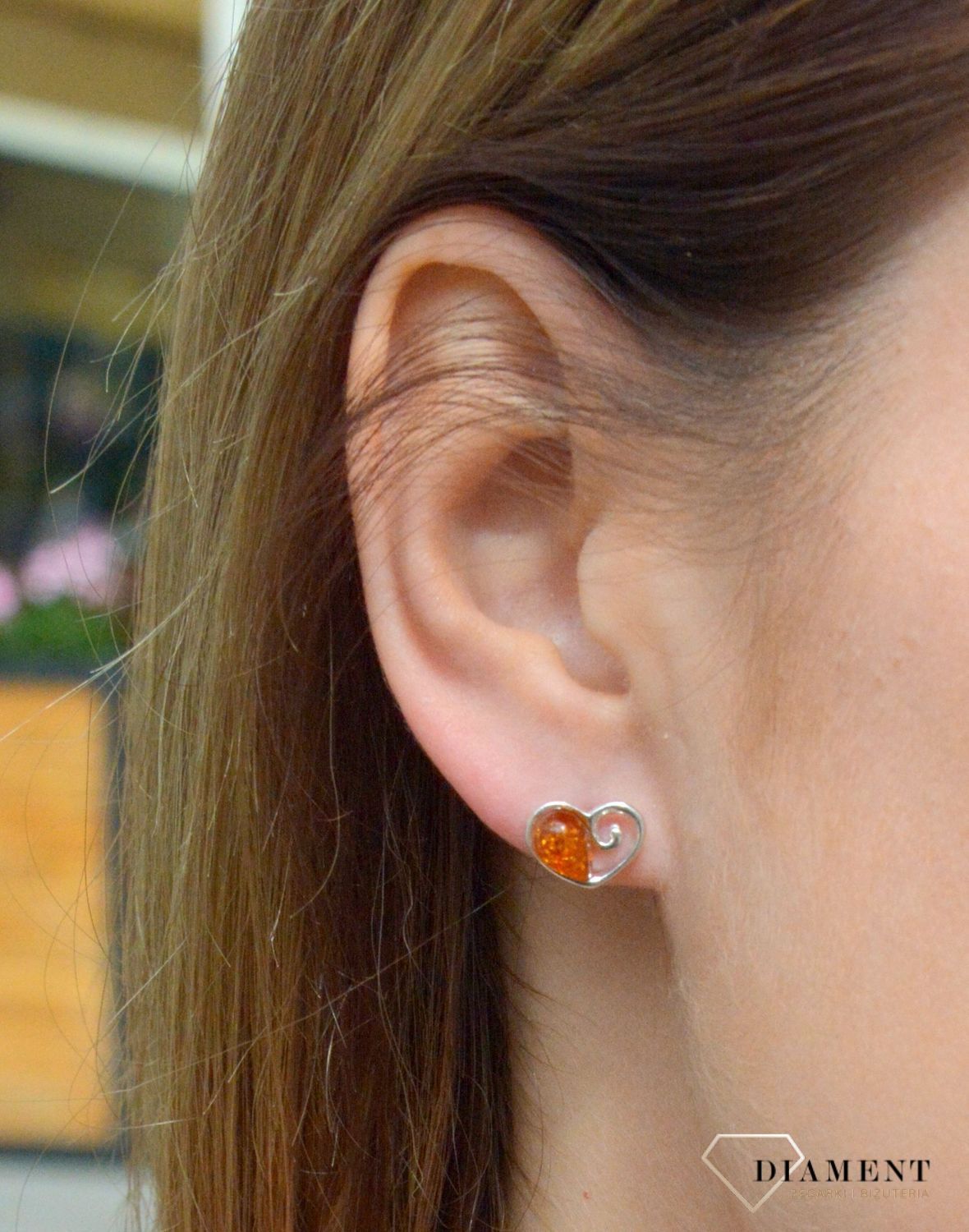 Kolczyki srebrne wkrętki Serduszko z bursztynem DIA-KLC-7120-925. Kolczyki wkrętki srebrne. Kolczyki serduszka. Kolczyki srebrne na sztyft. Bursztyn bałtycki. Kolczyki srebrne z bursztynem. Kolczyki srebrne idealne na prezent.jpg