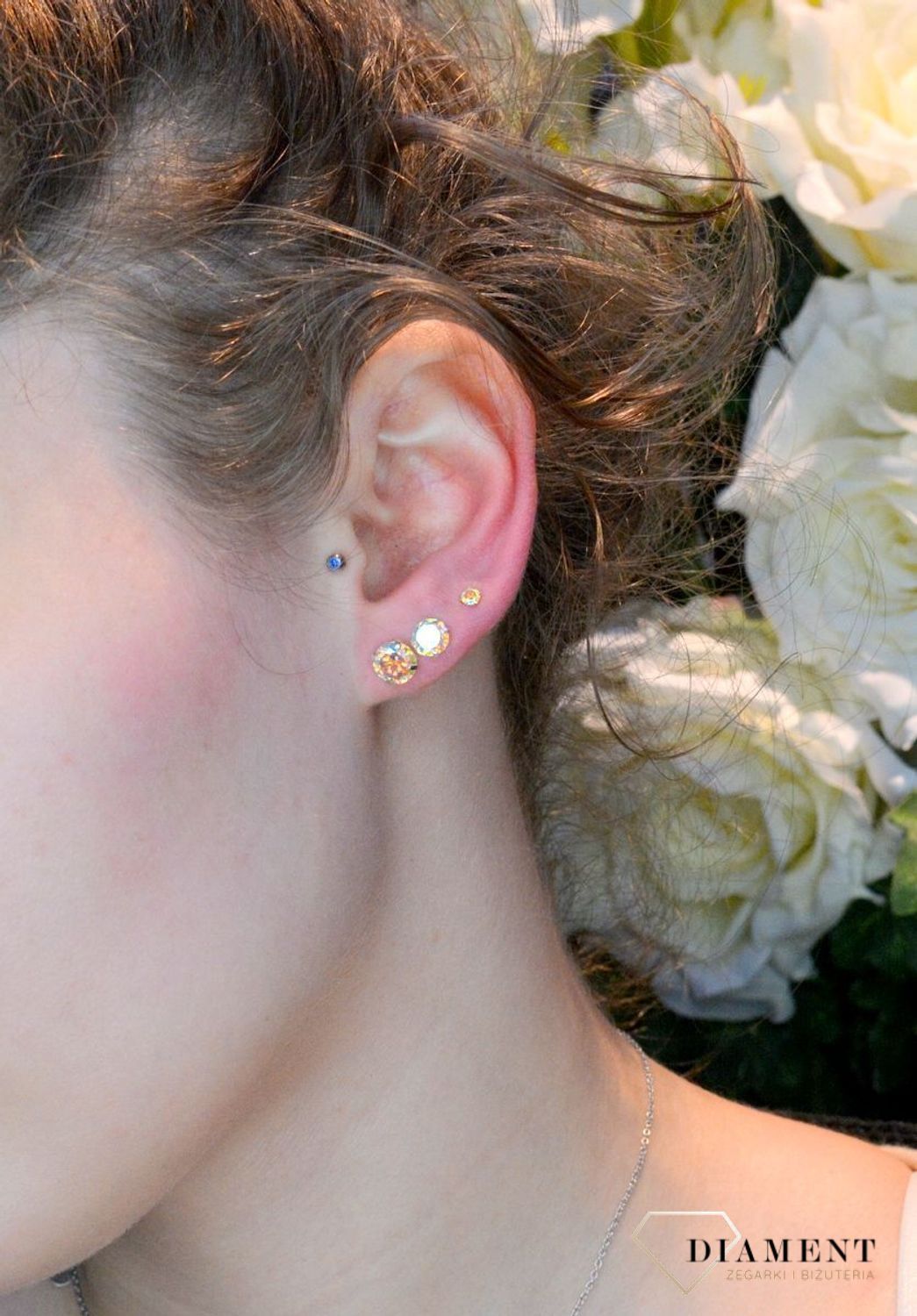 Minimalistyczne kolczyki wkrętki srebrne z połyskującym się kamieniem DIA-KLC-71212A-925.  Cudowne, proste idealnie wykończone kolczyki. Kolczyki bardzo wygodnym zapięciem na sztyft. Kolczyki można połączyć z pozostała biżuterią i st.jpg