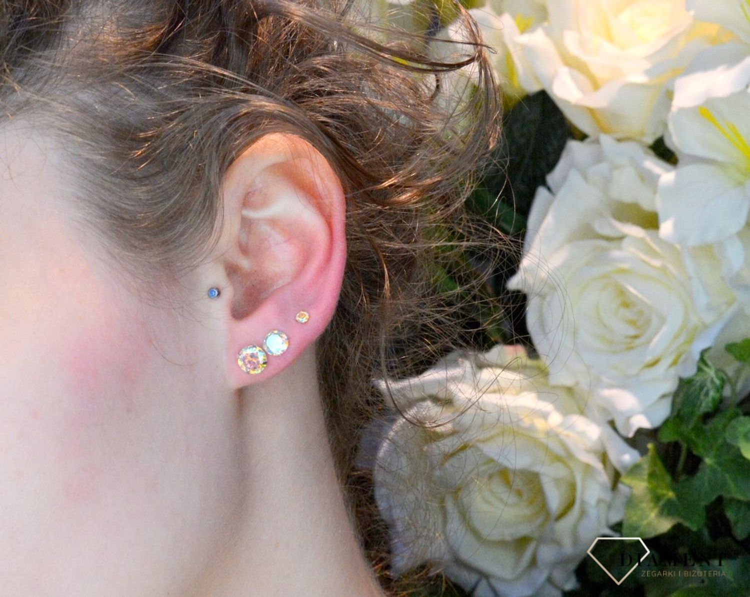 Minimalistyczne kolczyki wkrętki srebrne z połyskującym się kamieniem DIA-KLC-71212A-925.  Cudowne, proste idealnie wykończone kolczyki. Kolczyki bardzo wygodnym zapięciem na sztyft. Kolczyki można połączyć z pozostała biżuterią i st.jpg