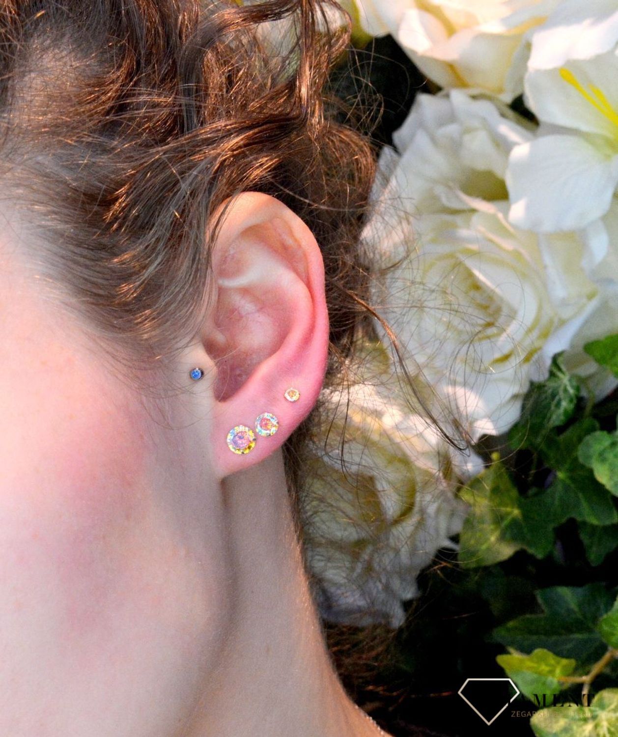 Kolczyki wkrętki srebrne z połyskującym się kamieniem DIA-KLC-71212B-925.  Cudowne, proste idealnie wykończone kolczyki. Kolczyki bardzo wygodnym zapięciem na sztyft. Kolczyki można połączyć z pozostała biżuterią i stworzyć modne set.jpg