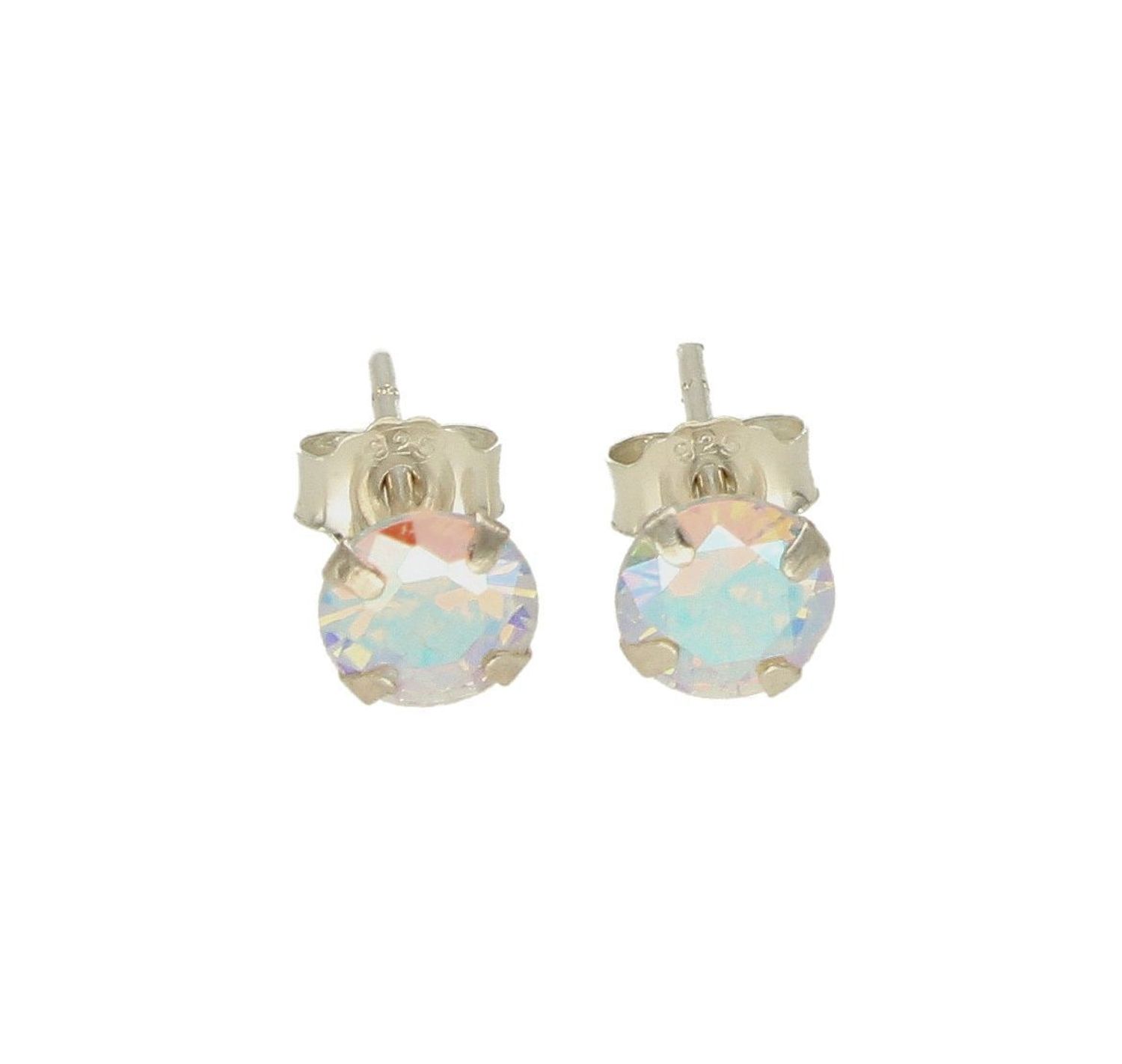 Kolczyki wkrętki srebrne z połyskującym się kamieniem DIA-KLC-71212B-925.  Cudowne, proste idealnie wykończone kolczyki. Kolczyki bardzo wygodnym zapięciem na sztyft. Kolczyki można połączyć z pozostała biżuterią i stworzyć modne set.jpg