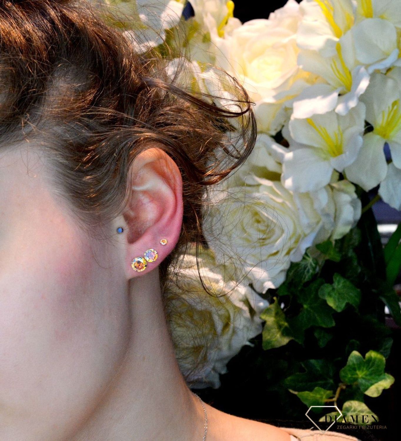 Kolczyki wkrętki srebrne z połyskującym kamieniem DIA-KLC-71212C-925. Cudowne, proste idealnie wykończone kolczyki. Kolczyki bardzo wygodnym zapięciem na sztyft. Kolczyki można połączyć z pozostała biżuterią i stworzyć modne sety..jpg