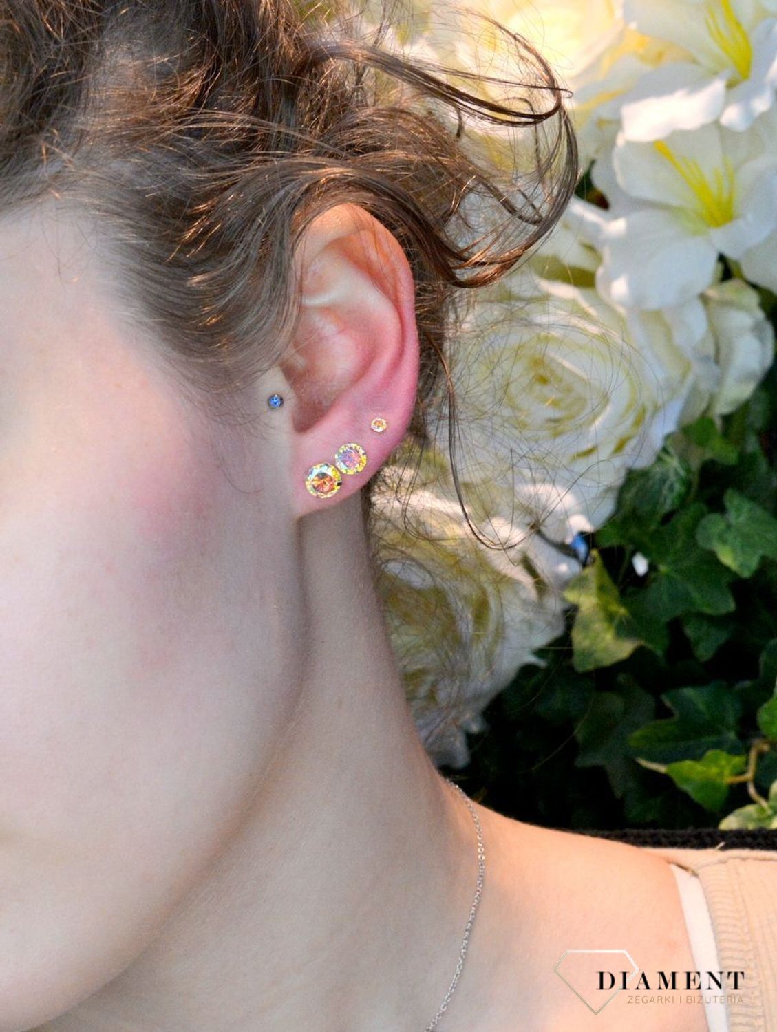 Kolczyki wkrętki srebrne z połyskującym kamieniem DIA-KLC-71212C-925. Cudowne, proste idealnie wykończone kolczyki. Kolczyki bardzo wygodnym zapięciem na sztyft. Kolczyki można połączyć z pozostała biżuterią i stworzyć modne sety..jpg