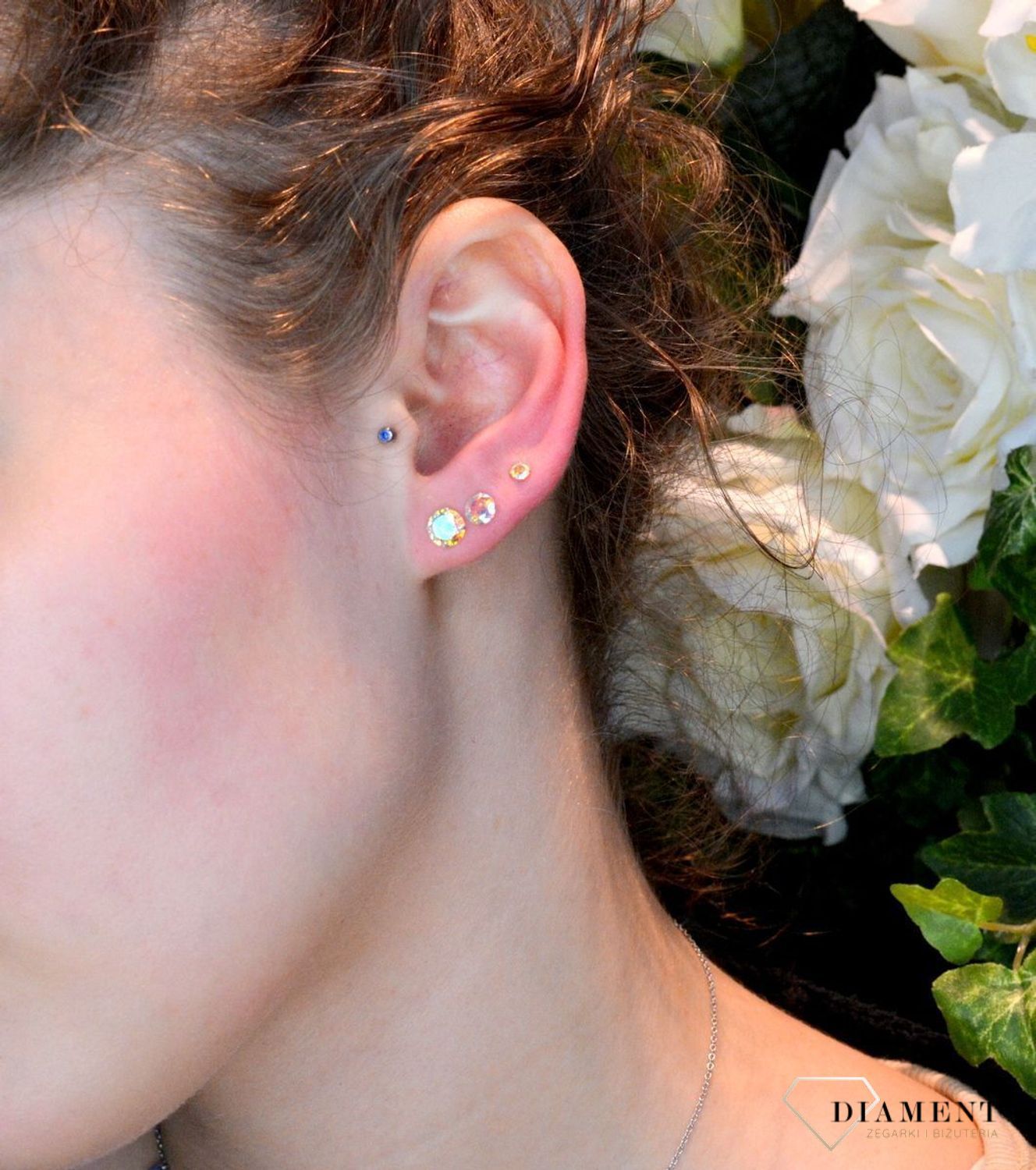 Kolczyki wkrętki srebrne z połyskującym się kamieniem DIA-KLC-71212D-925. Cudowne, proste idealnie wykończone kolczyki. Kolczyki bardzo wygodnym zapięciem na sztyft. Kolczyki można połączyć z pozostała biżuterią i stworzyć modne sety.jpg