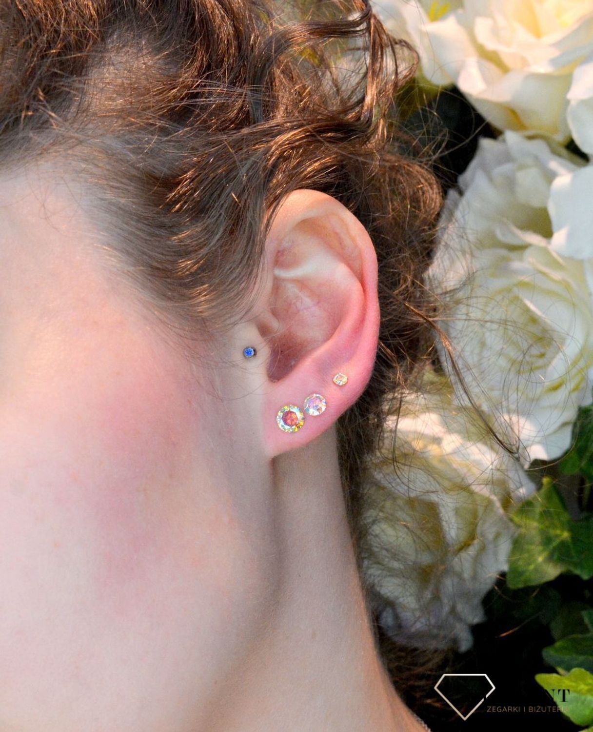 Kolczyki wkrętki srebrne z połyskującym się kamieniem DIA-KLC-71212D-925. Cudowne, proste idealnie wykończone kolczyki. Kolczyki bardzo wygodnym zapięciem na sztyft. Kolczyki można połączyć z pozostała biżuterią i stworzyć modne sety.jpg