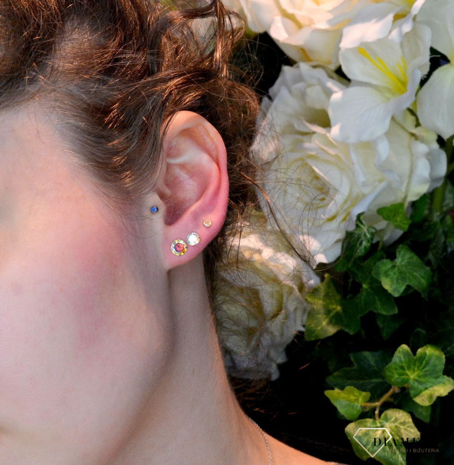 Kolczyki wkrętki srebrne z połyskującym się kamieniem DIA-KLC-71212D-925. Cudowne, proste idealnie wykończone kolczyki. Kolczyki bardzo wygodnym zapięciem na sztyft. Kolczyki można połączyć z pozostała biżuterią i stworzyć modne sety.jpg