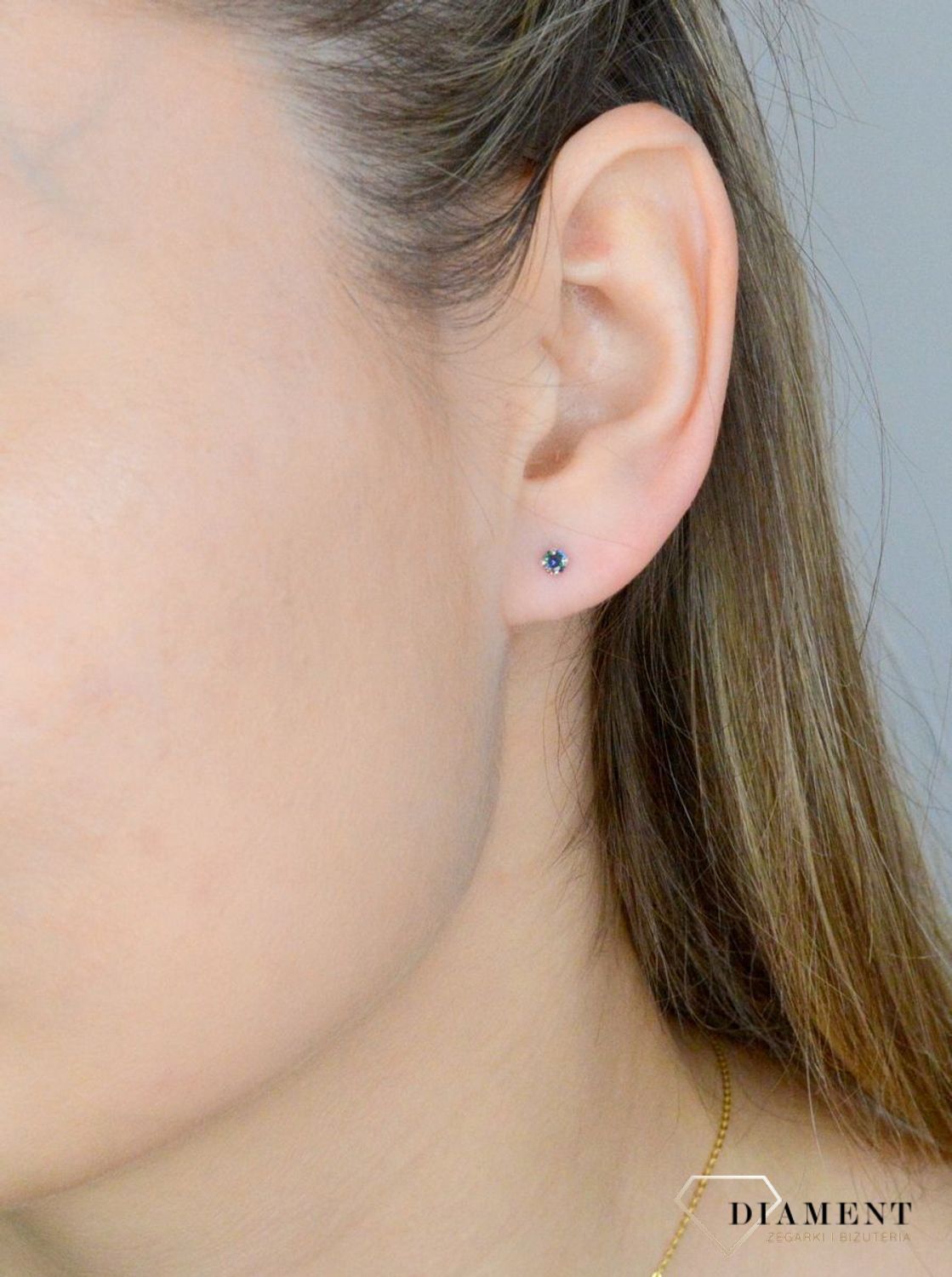 Minimalistyczne kolczyki wkrętki srebrne z połyskującym kamieniem 3 mm DIA-KLC-71213-925. Wykonane z najwyższej jakości srebrna próby 925 wyglądają bardzo elegancko. Kolczyki w wyjątkowym stylu, wpisujące się w obecne trendy m.jpg
