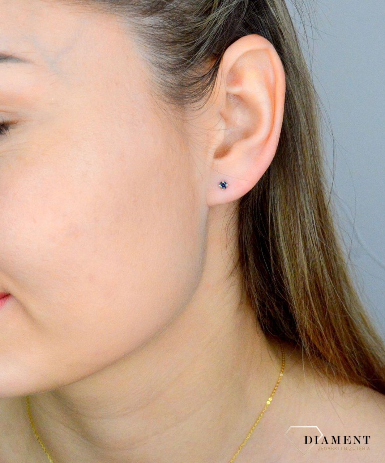 Minimalistyczne kolczyki wkrętki srebrne z połyskującym się kamieniem 4 mm DIA-KLC-71213A-925. Wykonane z najwyższej jakości srebrna próby 925 wyglądają bardzo elegancko. Kolczyki w wyjątkowym stylu, wpisujące się w obecne tre.jpg