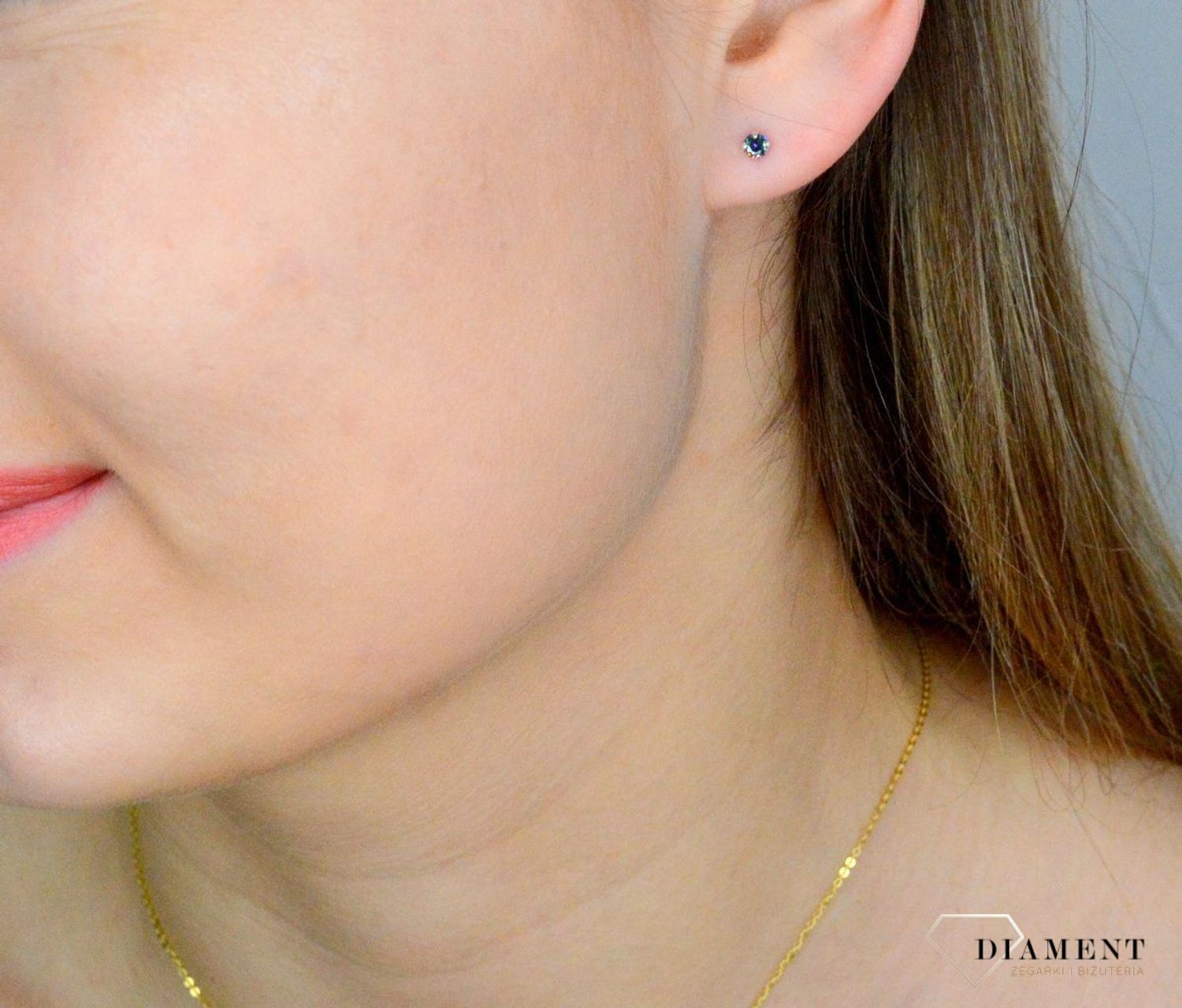 Minimalistyczne kolczyki wkrętki srebrne z połyskującym się kamieniem 4 mm DIA-KLC-71213A-925. Wykonane z najwyższej jakości srebrna próby 925 wyglądają bardzo elegancko. Kolczyki w wyjątkowym stylu, wpisujące się w obecne tre.jpg