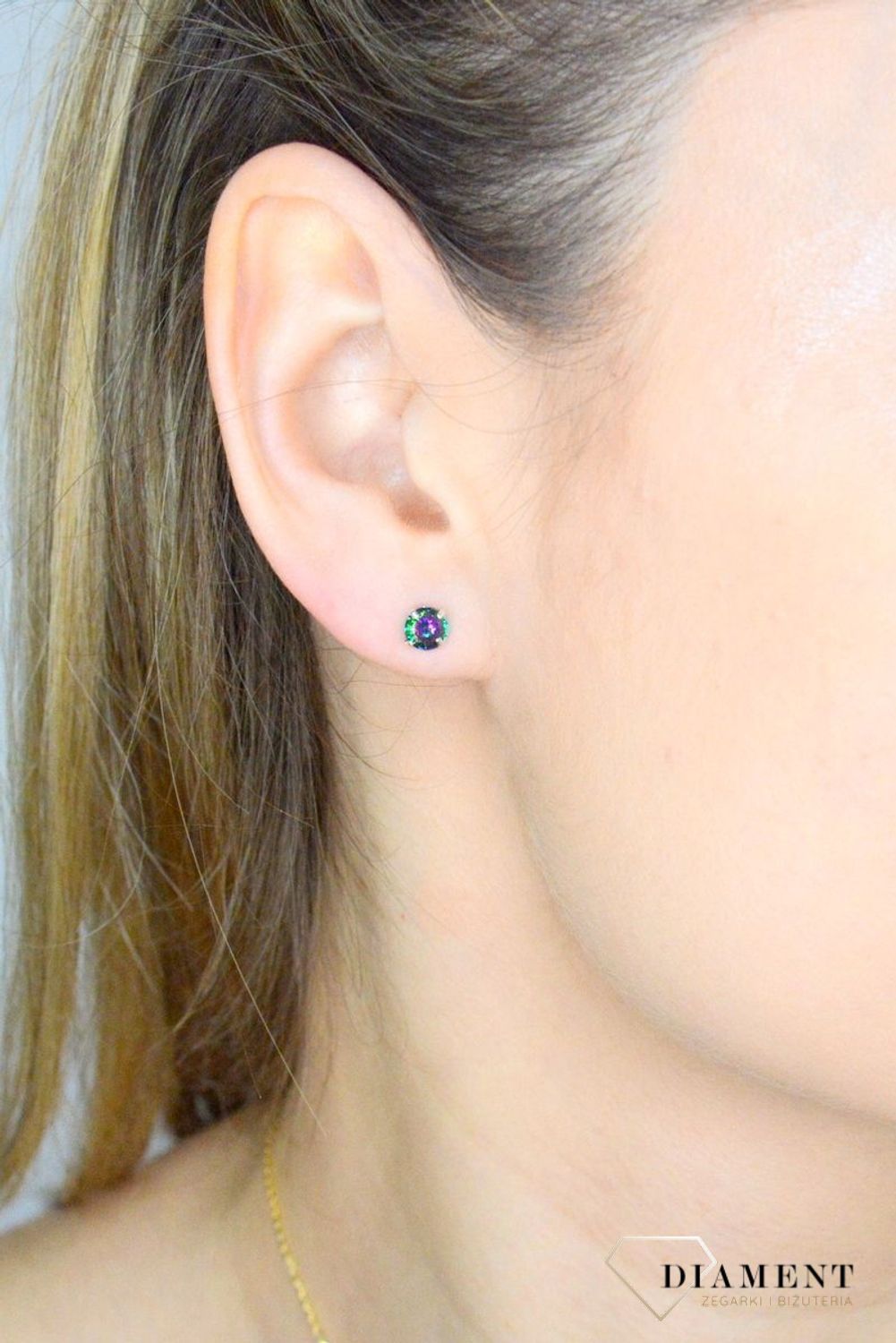 Kolczyki wkrętki srebrne damskie z połyskującym się kamieniem 6mm DIA-KLC-71213B-925. Wykonane z najwyższej jakości srebrna próby 925 wyglądają bardzo elegancko. Kolczyki w wyjątkowym stylu, wpisujące się w obecne trendy modow.jpg