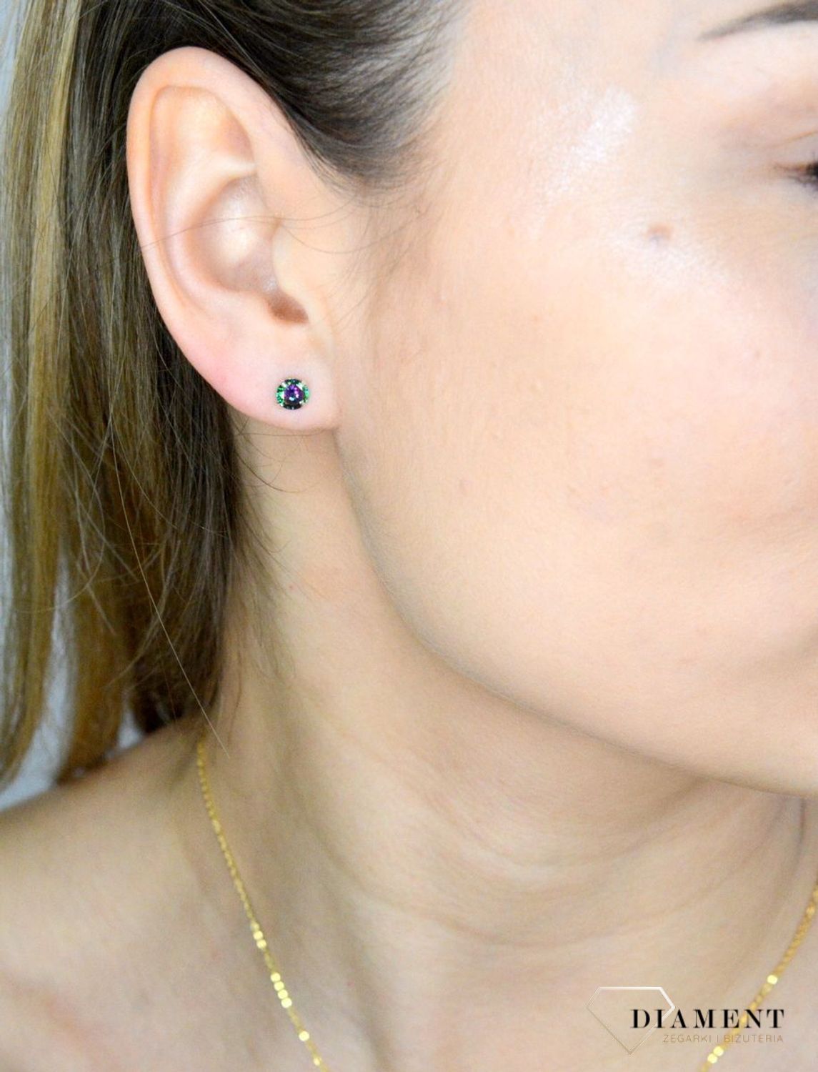 Kolczyki wkrętki srebrne damskie z połyskującym się kamieniem 6mm DIA-KLC-71213B-925. Wykonane z najwyższej jakości srebrna próby 925 wyglądają bardzo elegancko. Kolczyki w wyjątkowym stylu, wpisujące się w obecne trendy modow.jpg