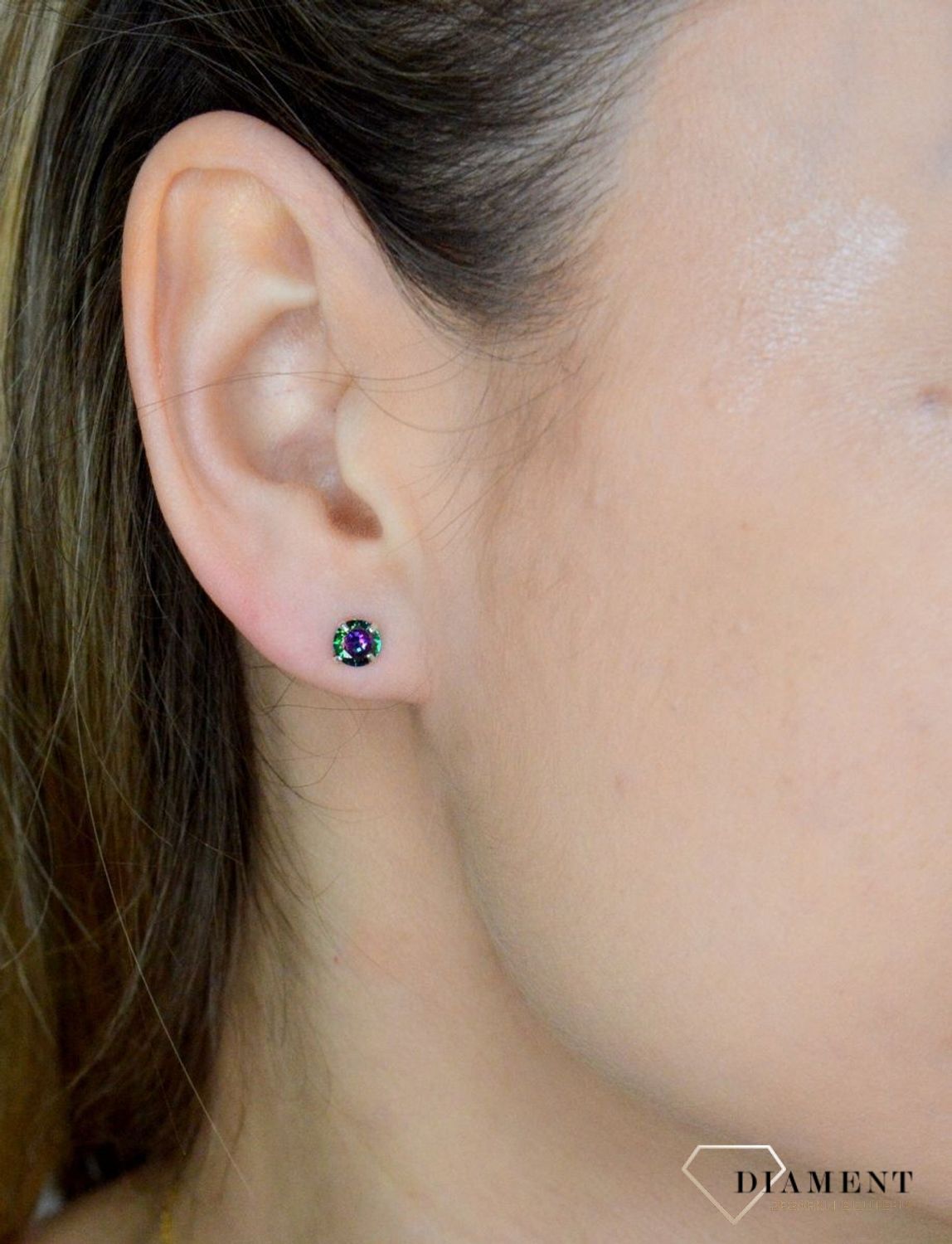 Kolczyki wkrętki srebrne damskie z połyskującym się kamieniem 6mm DIA-KLC-71213B-925. Wykonane z najwyższej jakości srebrna próby 925 wyglądają bardzo elegancko. Kolczyki w wyjątkowym stylu, wpisujące się w obecne trendy modow.jpg