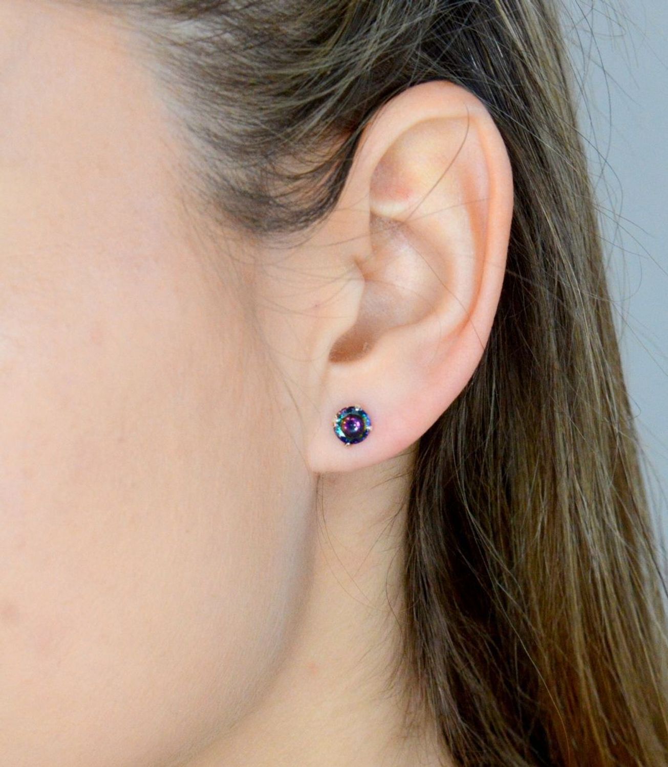 Kolczyki wkrętki srebrne damskie z połyskującym się kamieniem 8 mm DIA-KLC-71213C-925. Wykonane z najwyższej jakości srebrna próby 925.jpg