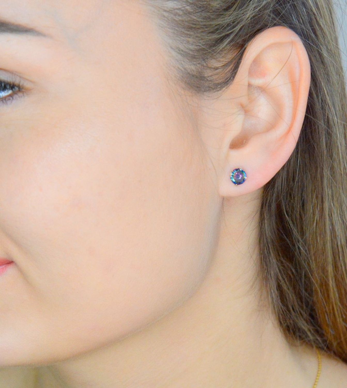 Kolczyki wkrętki srebrne damskie z połyskującym się kamieniem 8 mm DIA-KLC-71213C-925. Wykonane z najwyższej jakości srebrna próby 925.jpg