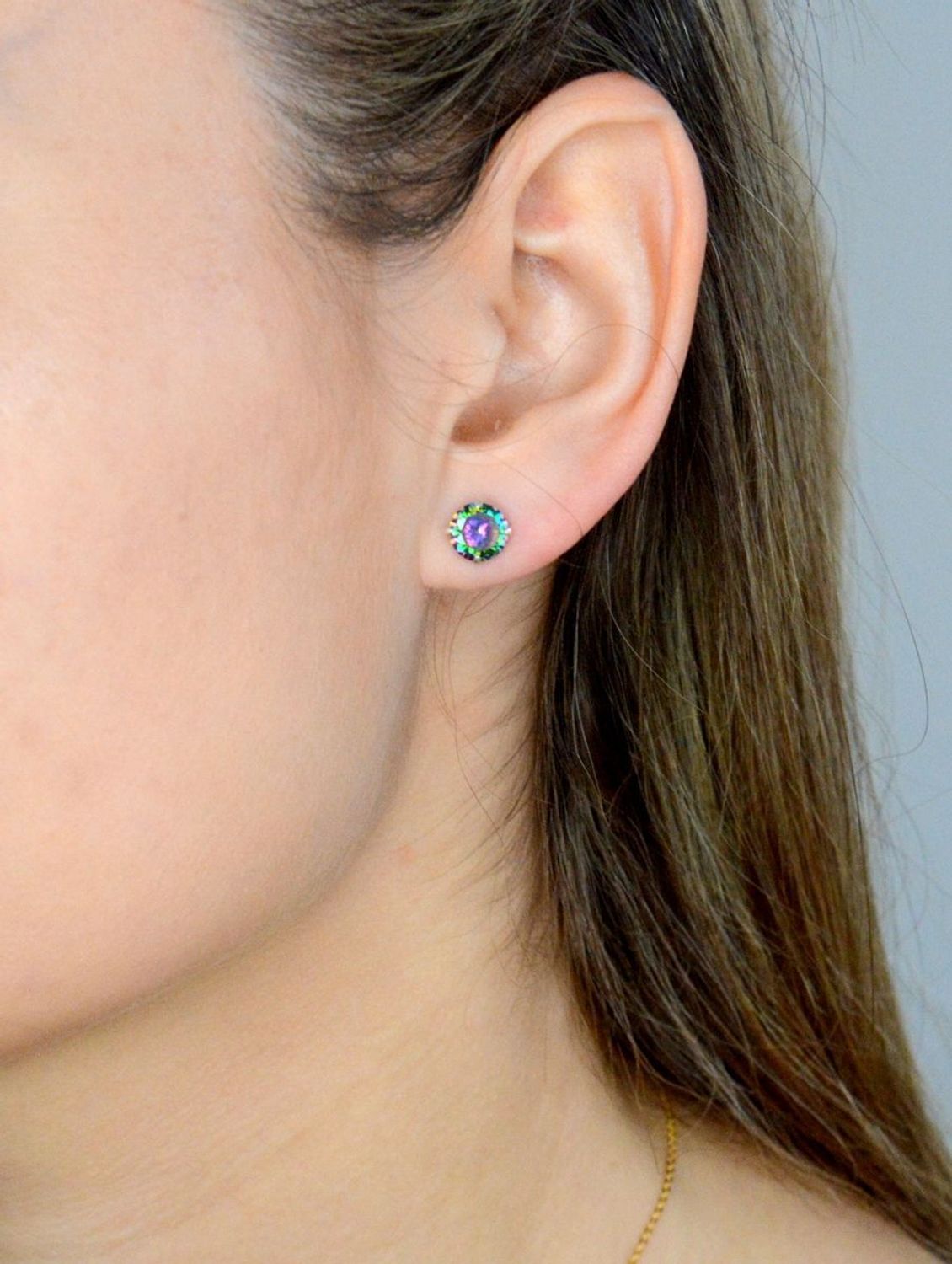 Kolczyki wkrętki srebrne damskie z połyskującym się kamieniem 8 mm DIA-KLC-71213D-925. Wykonane z najwyższej jakości srebrna próby 925 wyglądają bardzo elegancko. Kolczyki w wyjątkowym stylu, wpisujące się w obecne trendy modo.jpg