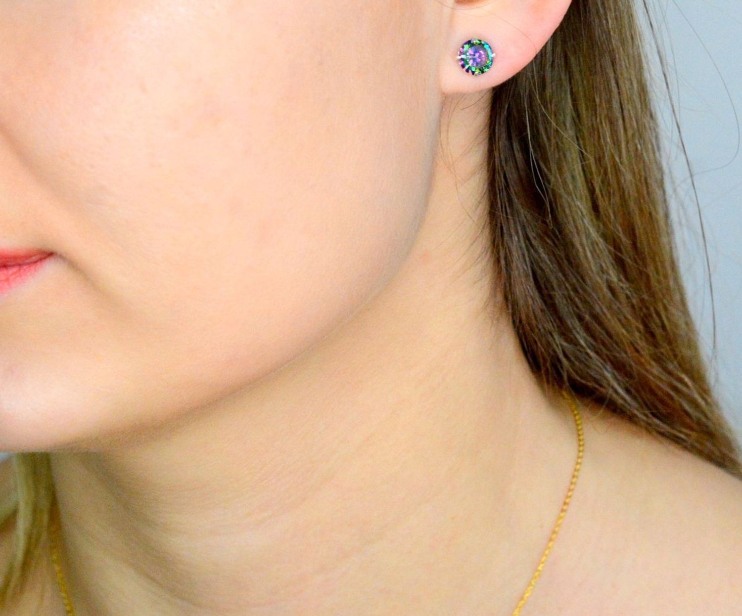 Kolczyki wkrętki srebrne damskie z połyskującym się kamieniem 8 mm DIA-KLC-71213D-925. Wykonane z najwyższej jakości srebrna próby 925 wyglądają bardzo elegancko. Kolczyki w wyjątkowym stylu, wpisujące się w obecne trendy modo.jpg