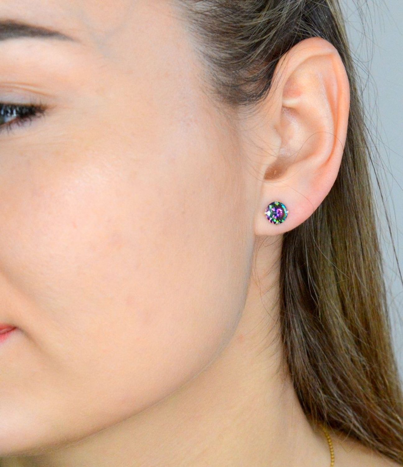 Kolczyki wkrętki srebrne damskie z połyskującym się kamieniem 8 mm DIA-KLC-71213D-925. Wykonane z najwyższej jakości srebrna próby 925 wyglądają bardzo elegancko. Kolczyki w wyjątkowym stylu, wpisujące się w obecne trendy modo.jpg