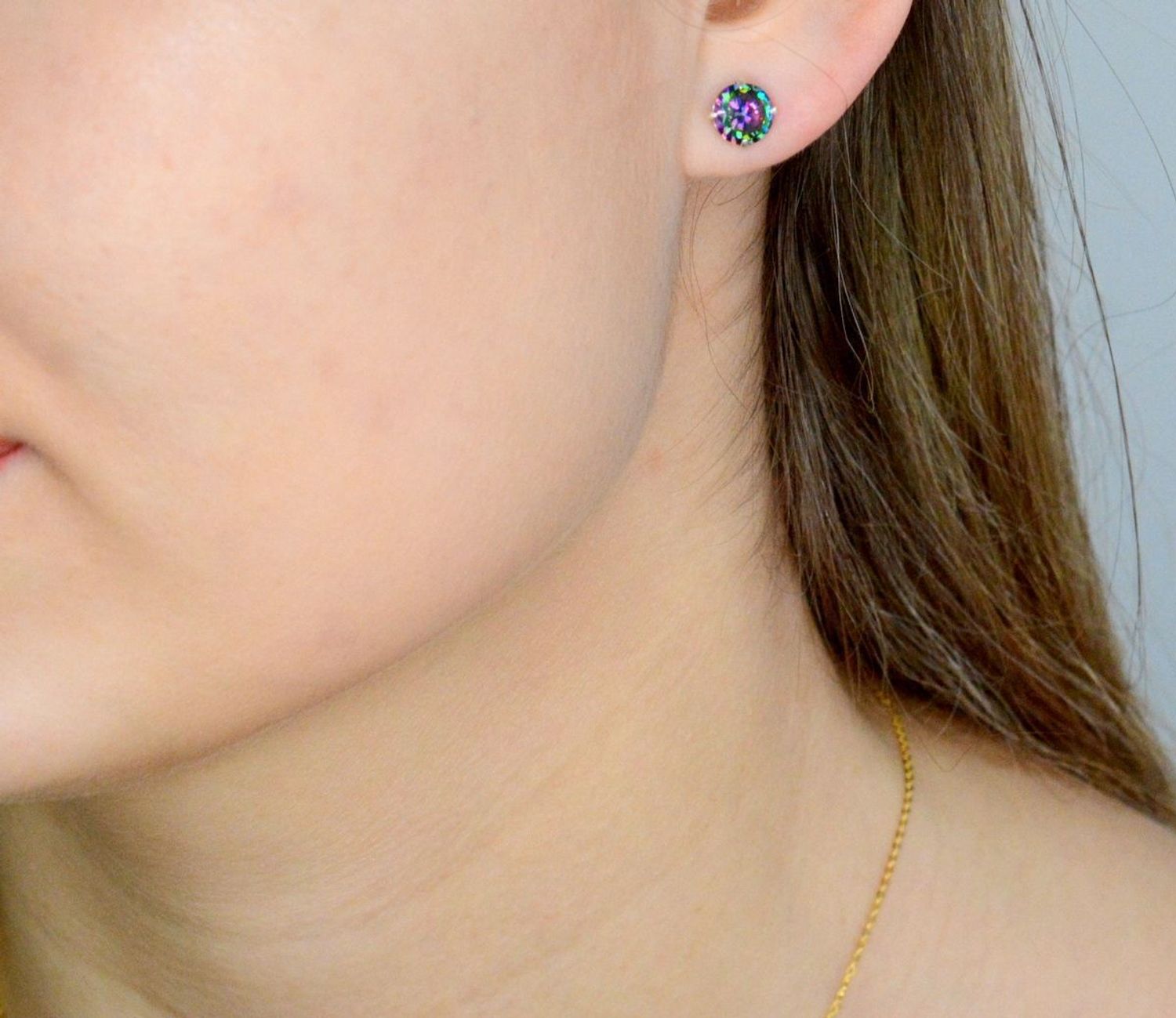 Kolczyki wkrętki srebrne damskie z połyskującym się kamieniem 8 mm DIA-KLC-71213D-925. Wykonane z najwyższej jakości srebrna próby 925 wyglądają bardzo elegancko. Kolczyki w wyjątkowym stylu, wpisujące się w obecne trendy modo.jpg