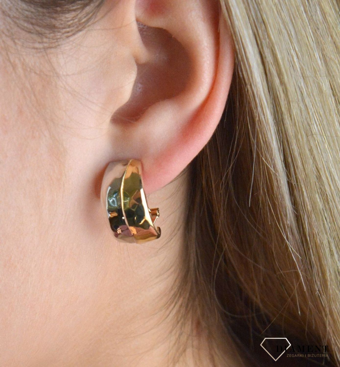 Złote kolczyki 585 półokrągłe z białym złotem DIA-KLC-7551-585. Eleganckie złote kolczyki koła wykonane ze złota próby 585 o wadze około 5,01 g. Ich kształt jest uniwersalny. Idealne kolczyki dla kobiety na prezent. Kolczyki z.jpg