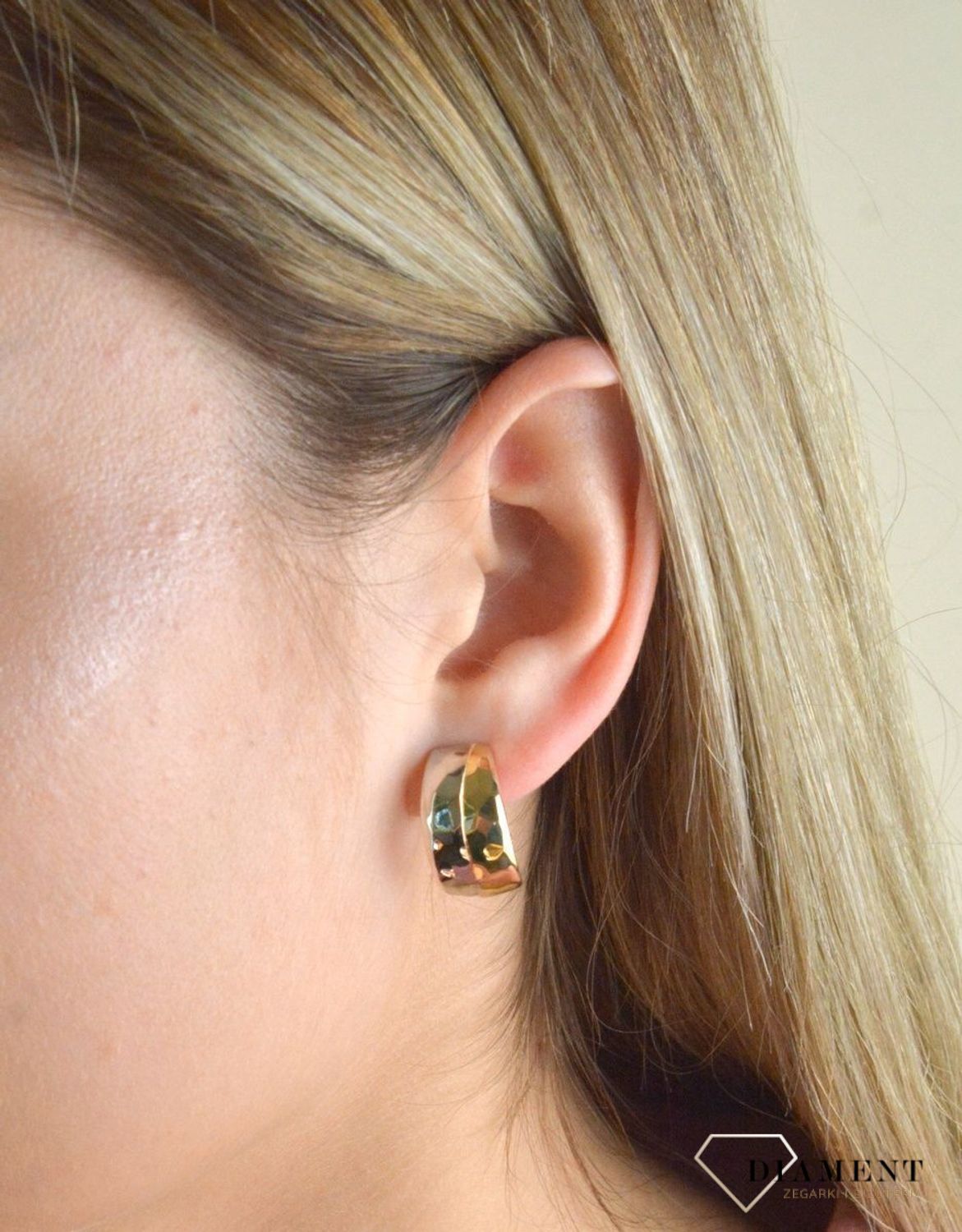 Złote kolczyki 585 półokrągłe z białym złotem DIA-KLC-7551-585. Eleganckie złote kolczyki koła wykonane ze złota próby 585 o wadze około 5,01 g. Ich kształt jest uniwersalny. Idealne kolczyki dla kobiety na prezent. Kolczyki z.jpg