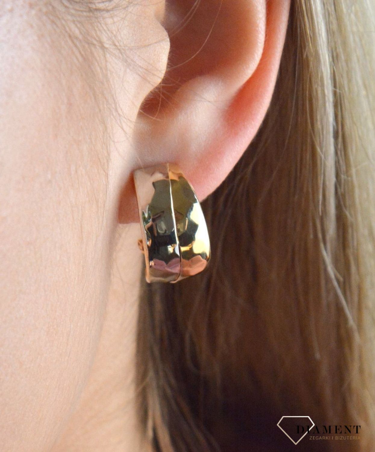 Złote kolczyki 585 półokrągłe z białym złotem DIA-KLC-7551-585. Eleganckie złote kolczyki koła wykonane ze złota próby 585 o wadze około 5,01 g. Ich kształt jest uniwersalny. Idealne kolczyki dla kobiety na prezent. Kolczyki z.jpg