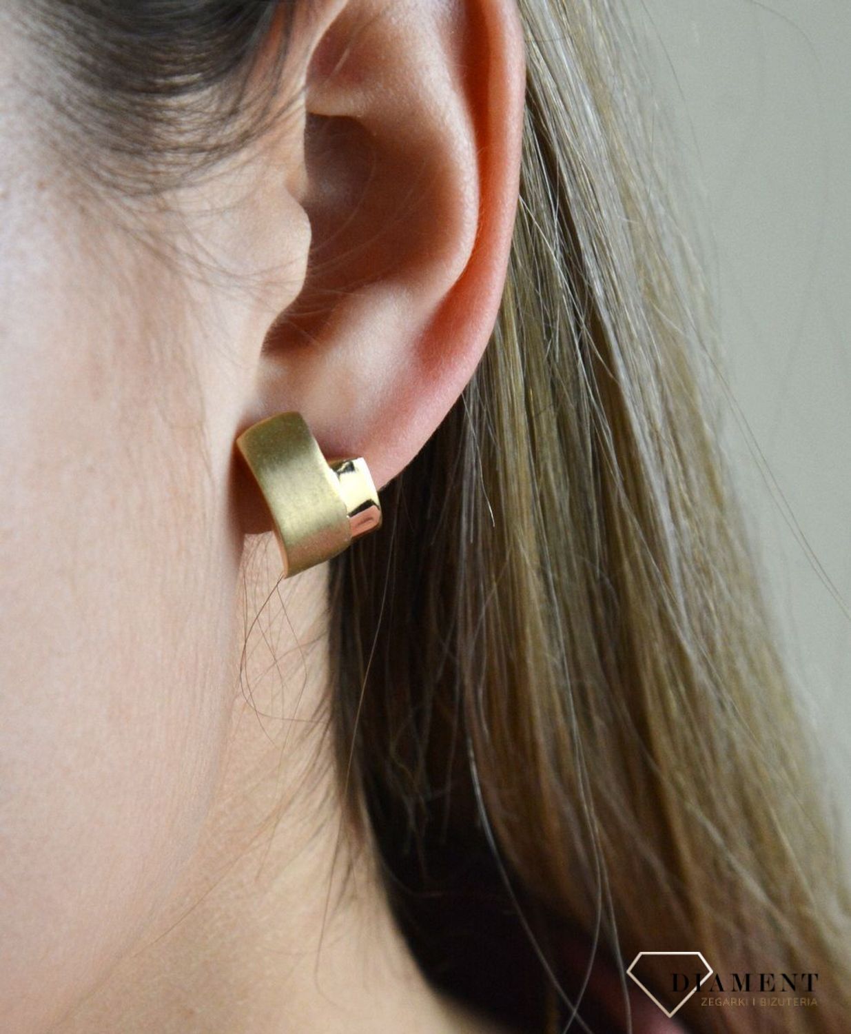 Kolczyki złote blaszki wiszące mat i połysk  DIA-KLC-7552-585. Eleganckie, zdobione złote kolczyki w prostej formie ozdobione matową i lśniąca powierzchnią. Waga kolczyków około 4,14 gram. Ich kształt jest uniwersalny.jpg