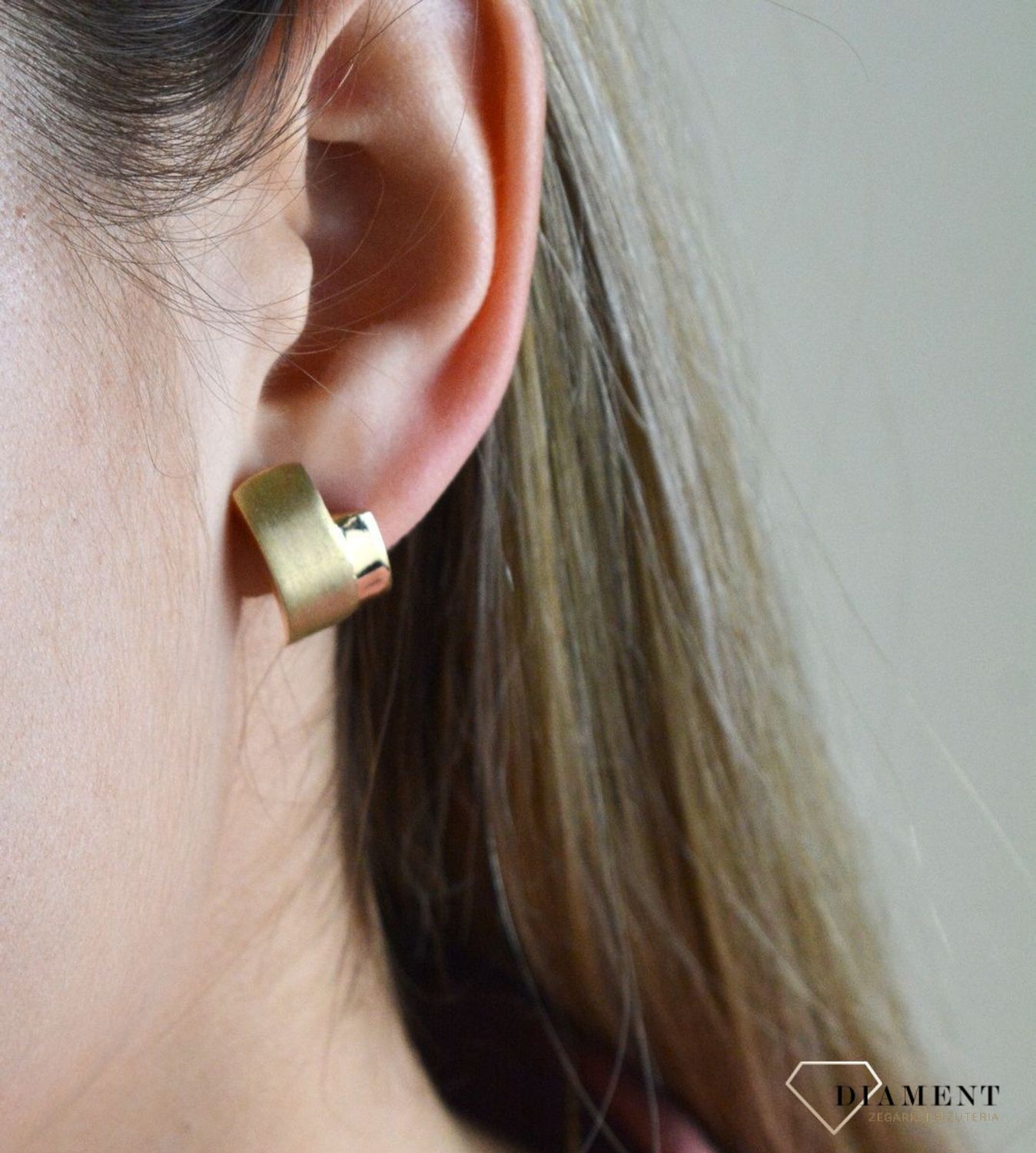 Kolczyki złote blaszki wiszące mat i połysk  DIA-KLC-7552-585. Eleganckie, zdobione złote kolczyki w prostej formie ozdobione matową i lśniąca powierzchnią. Waga kolczyków około 4,14 gram. Ich kształt jest uniwersalny.jpg